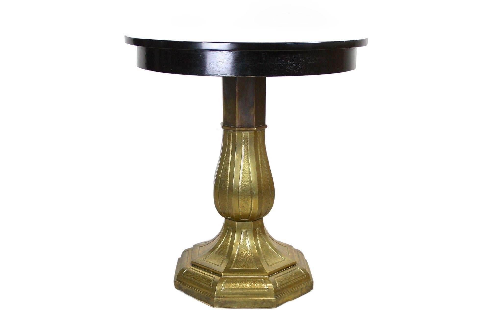 Noirci Table basse/table d'appoint Art nouveau du 20ème siècle avec base en laiton, Autriche, vers 1910 en vente