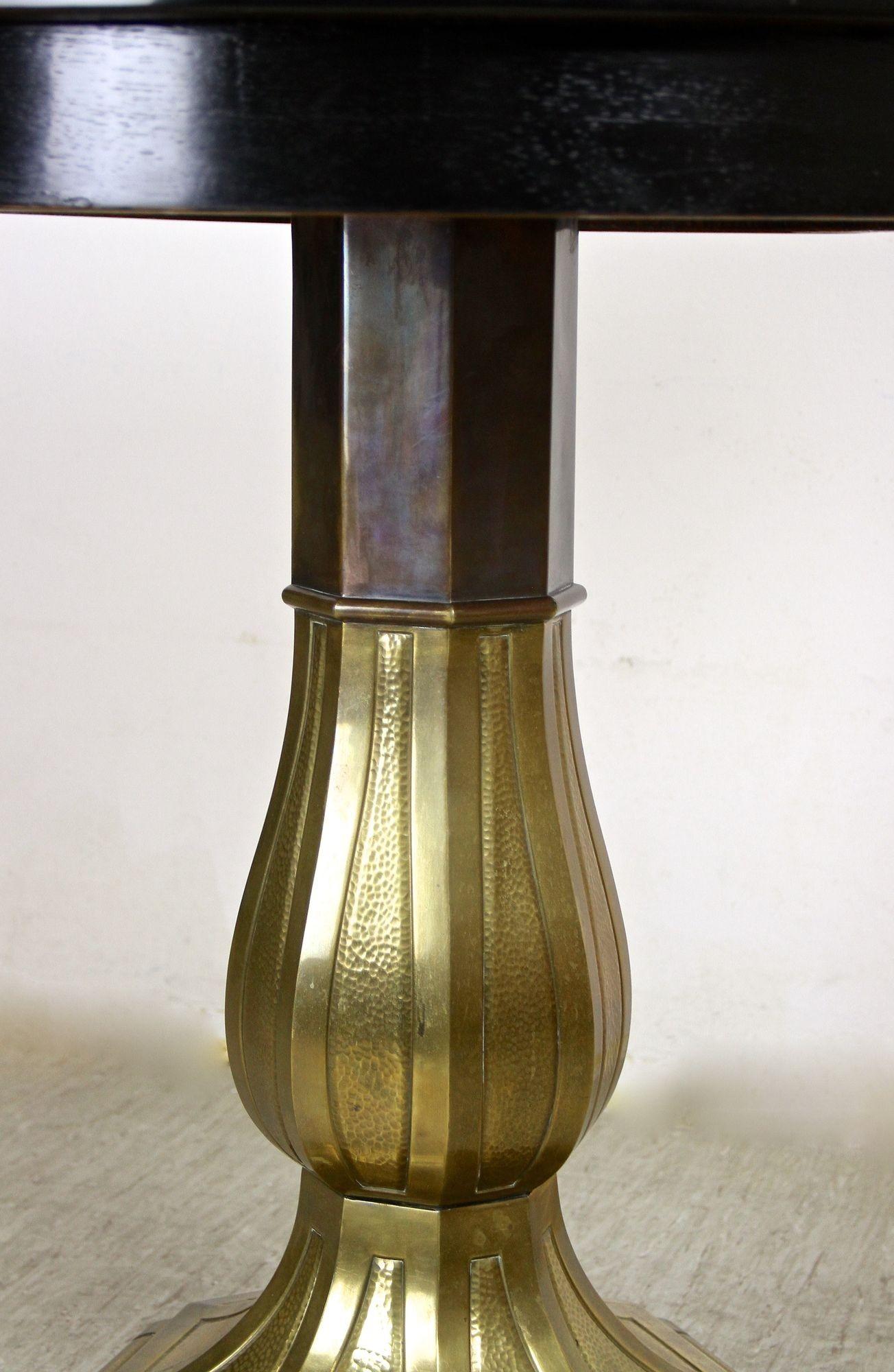 Table basse/table d'appoint Art nouveau du 20ème siècle avec base en laiton, Autriche, vers 1910 Bon état - En vente à Lichtenberg, AT