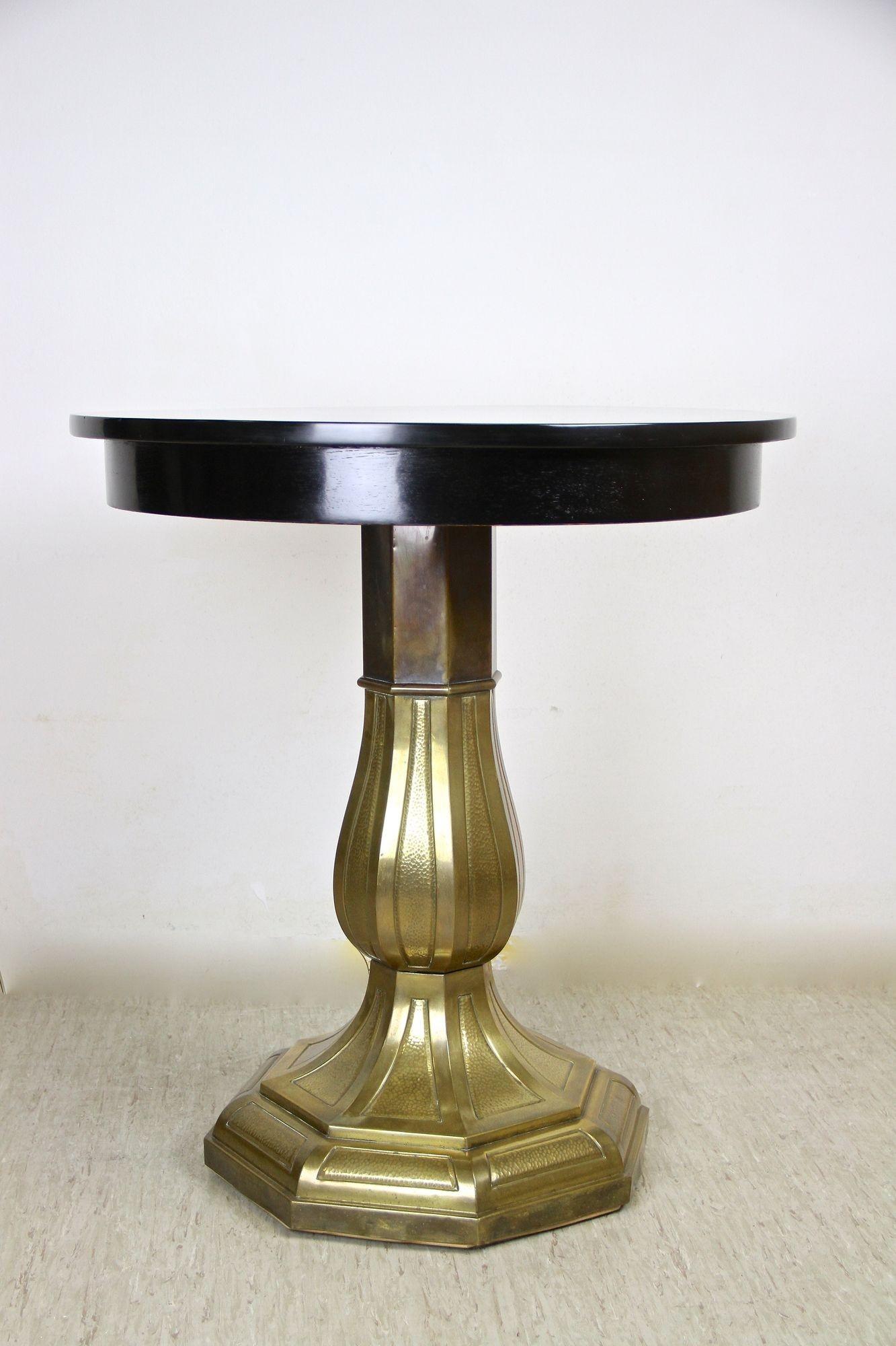 Laiton Table basse/table d'appoint Art nouveau du 20ème siècle avec base en laiton, Autriche, vers 1910 en vente