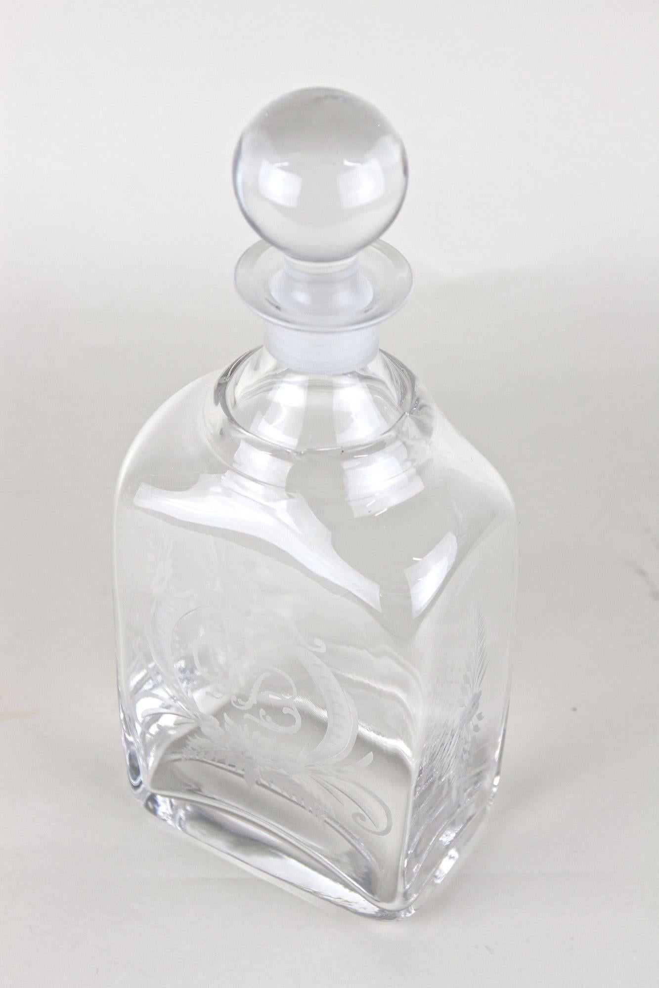Un decanter/bottiglia per liquori in vetro soffiato a bocca unico nel suo genere, risalente al famoso periodo Art Nouveau, intorno al 1915, in Austria. Una fantastica bottiglia artigianale realizzata in pregiato vetro soffiato a bocca. Questo