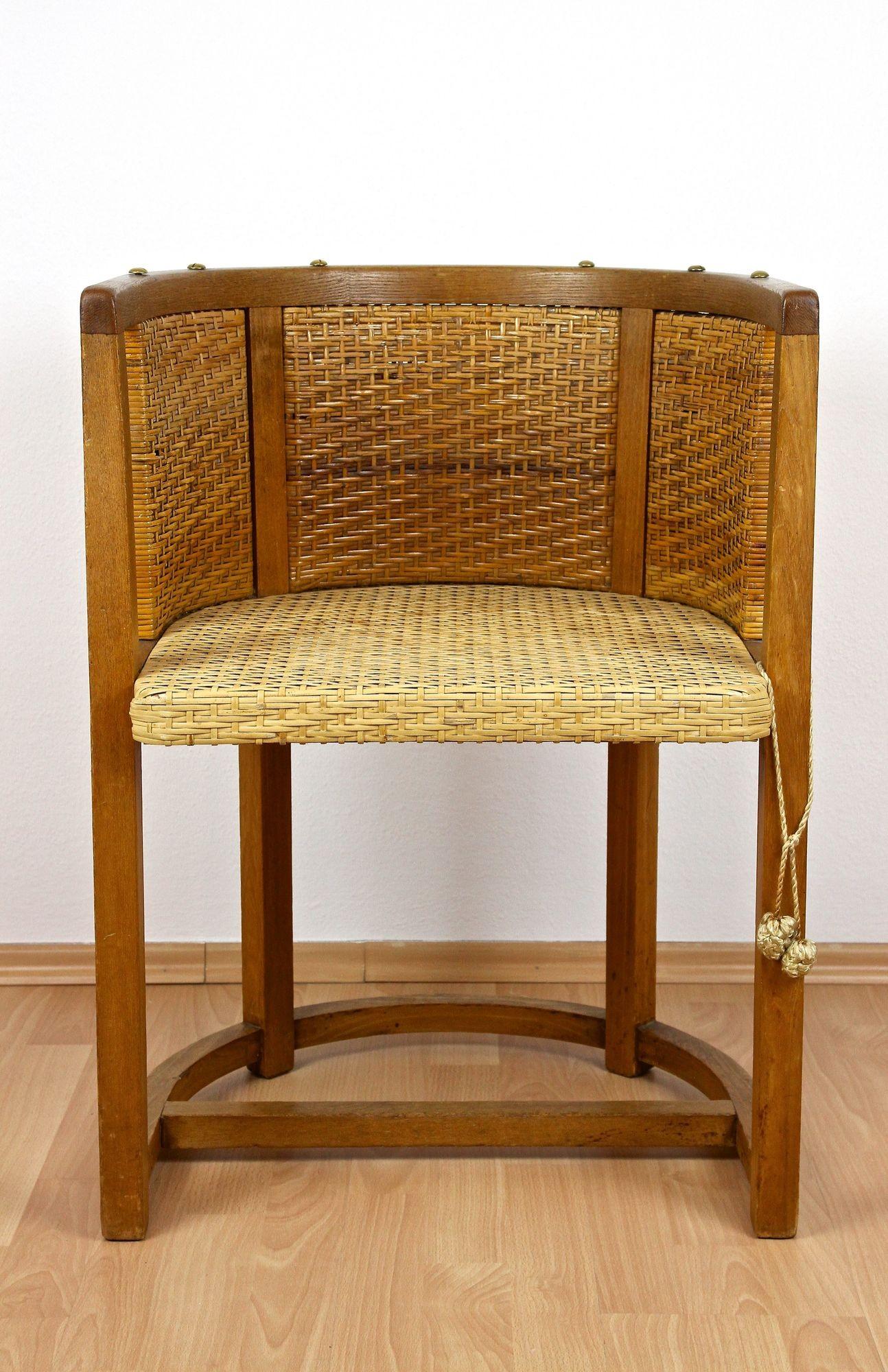 Hand-Crafted 20th Century Art Nouveau Elmwood Armchair 1307 by Prag-Rudniker, AT ca. 1903 For Sale