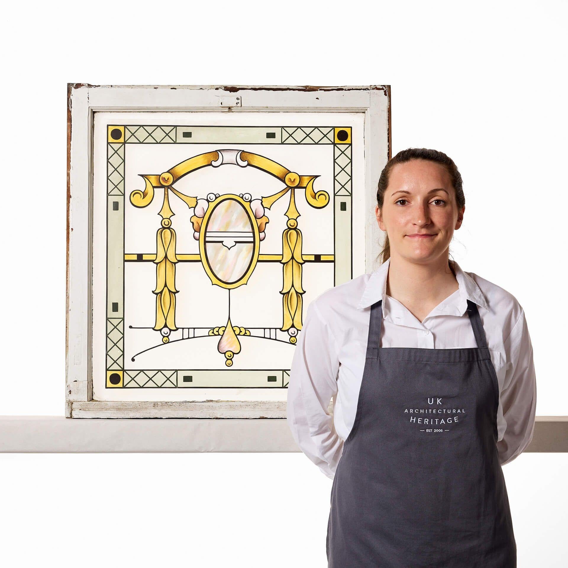 Una vidriera de principios del siglo XX, bellamente grabada con detalles de estilo Art Nouveau.
 
Ésta es sólo una de las diez ventanas similares que tenemos a la venta. Aunque quedará impresionante por sí sola, podría combinarse con una o varias de