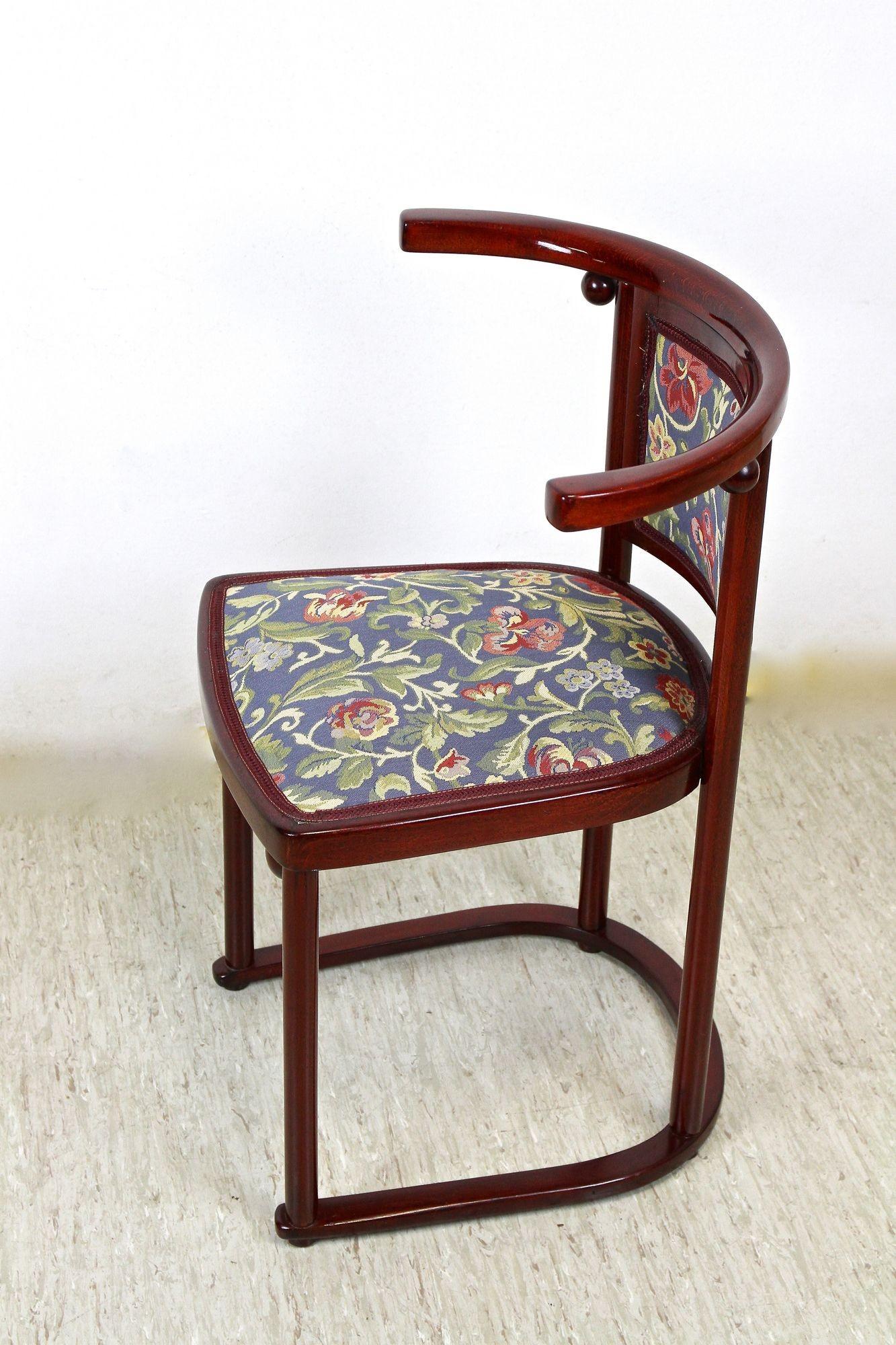Juego de asientos de madera curvada 