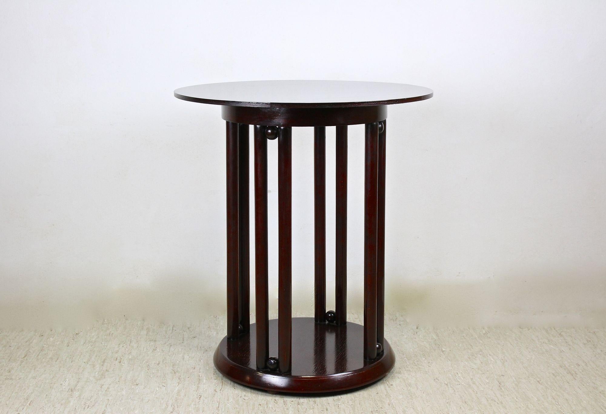 Notable mesa de centro/mesita auxiliar Art Nouveau 