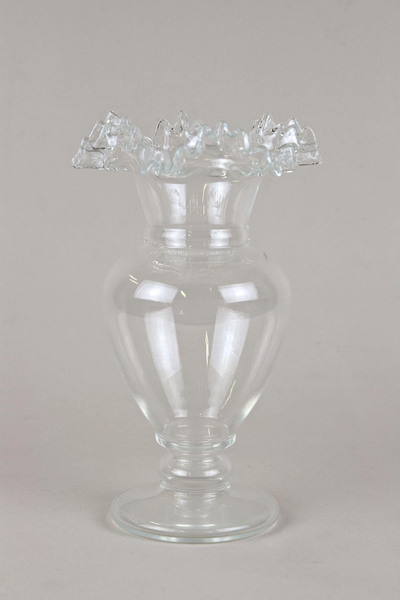 Extraordinaire vase en verre avec bord frisé provenant de la célèbre période Art Nouveau en Autriche vers 1900. Le corps en verre transparent soufflé à la bouche impressionne par son magnifique design bulbeux. Ce vase Art nouveau se distingue par