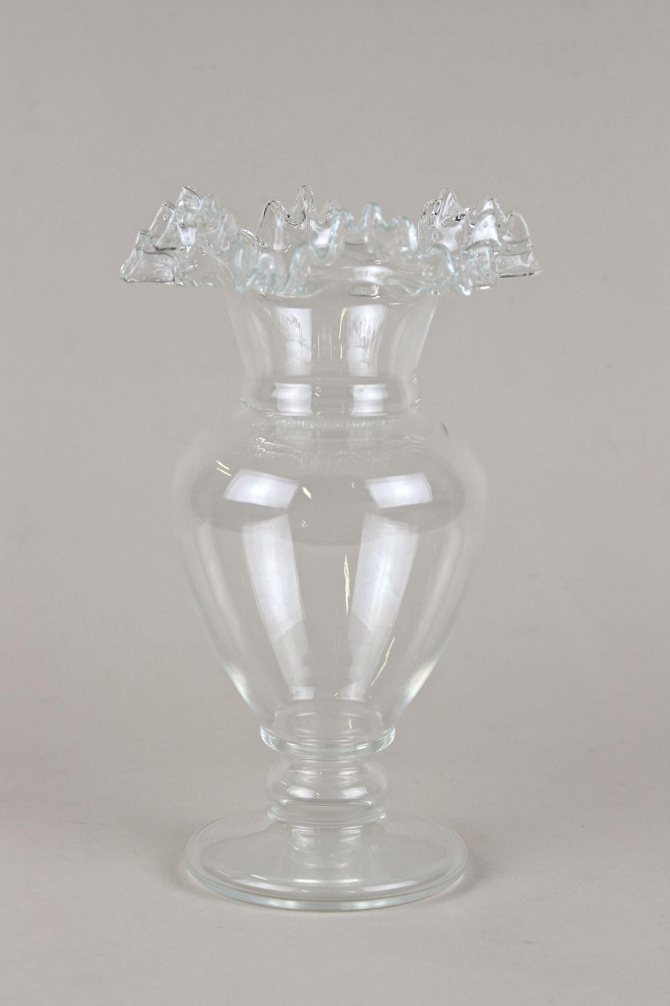 Straordinario vaso in vetro con bordo a balze proveniente dal famoso periodo dell'Art Nouveau in Austria intorno al 1900. Il corpo in vetro trasparente soffiato a bocca colpisce per il bellissimo design a bulbo. Un grande punto di forza di questo
