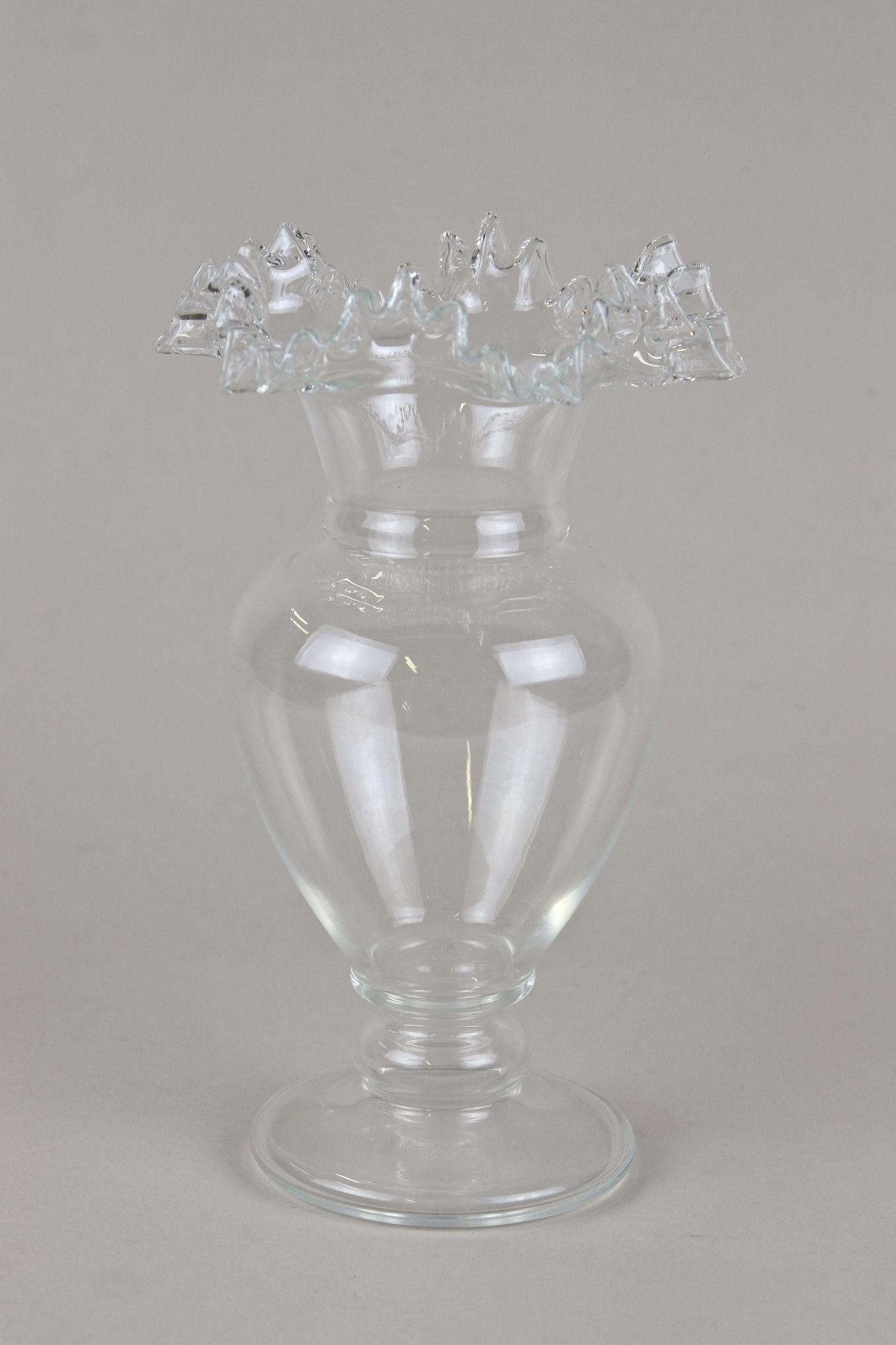 20th Century Art Nouveau Frilly Glass Vase, Austria, circa 1910 In Good Condition For Sale In Lichtenberg, AT
