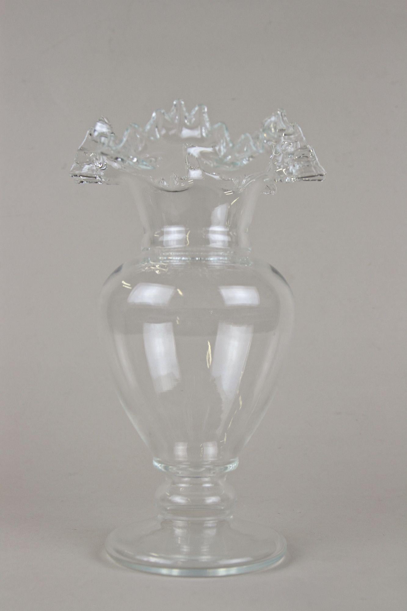 20th Century Art Nouveau Frilly Glass Vase, Austria, circa 1910 For Sale 1