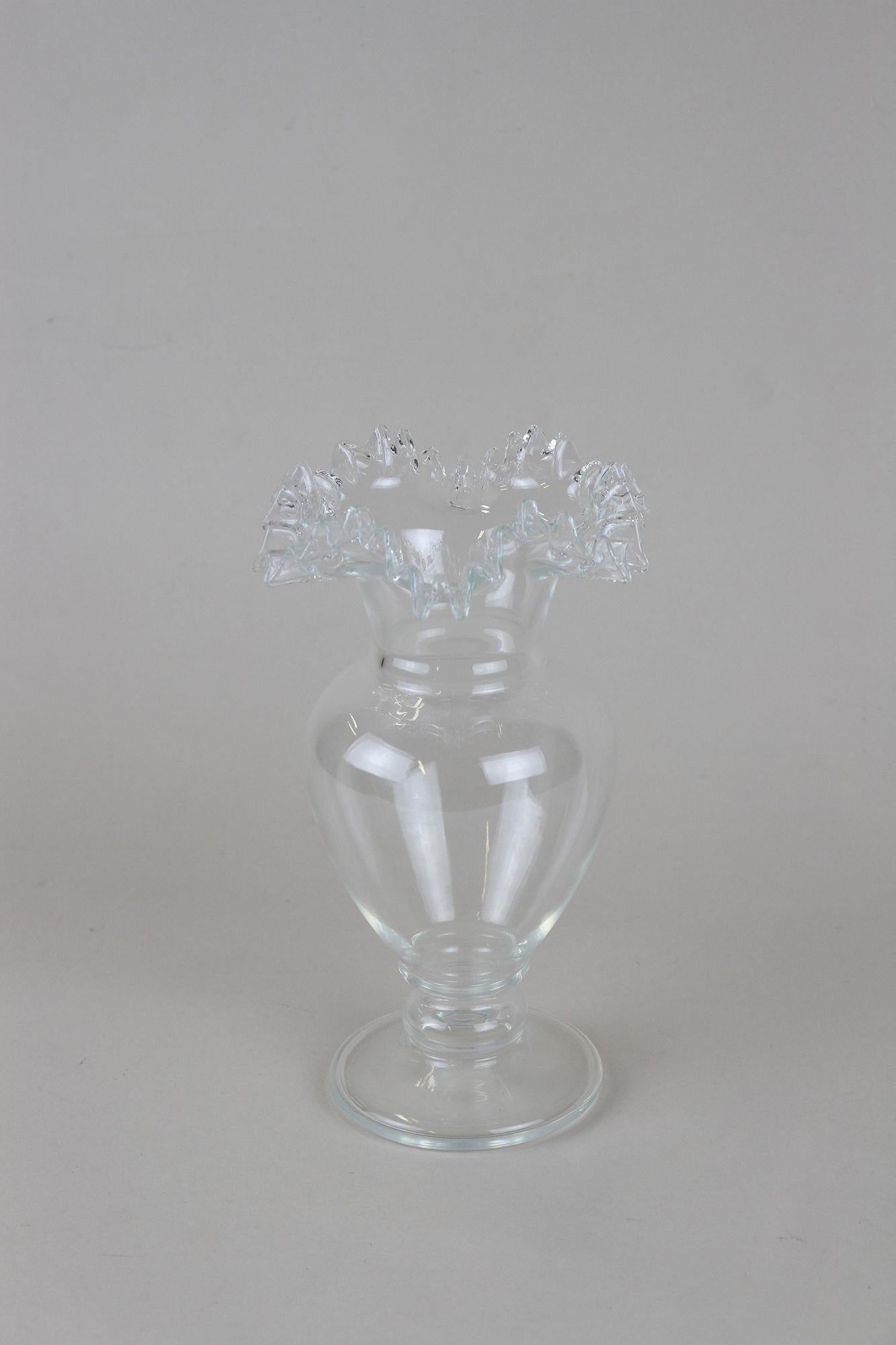 20th Century Art Nouveau Frilly Glass Vase, Austria, circa 1910 For Sale 2