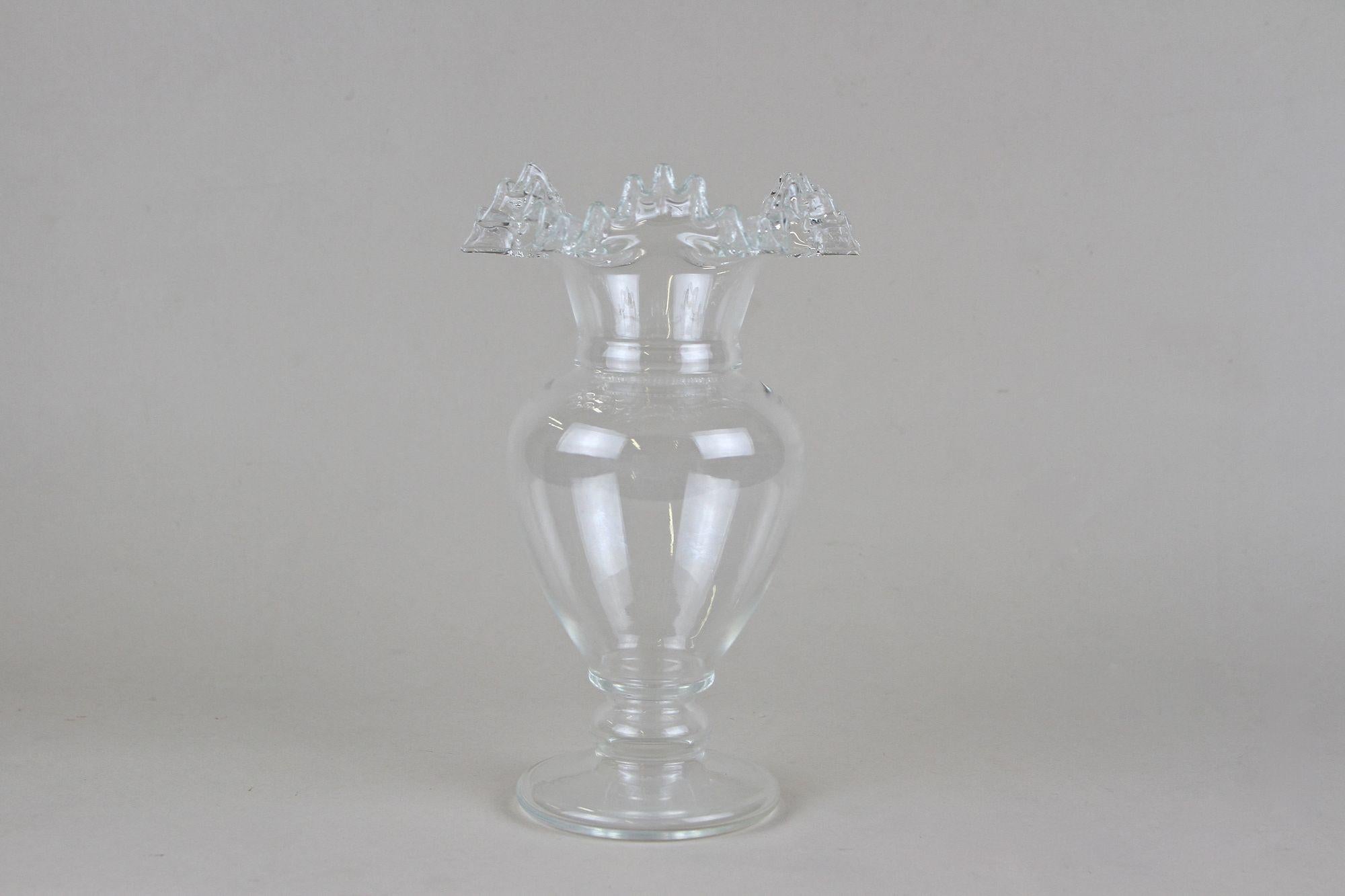 20th Century Art Nouveau Frilly Glass Vase, Austria, circa 1910 For Sale 3