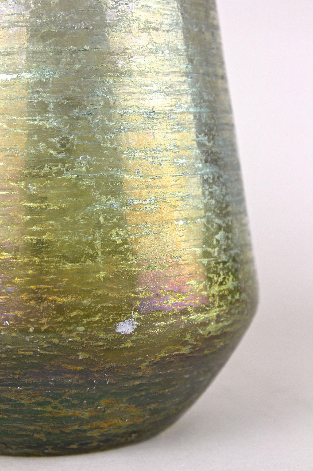 20th Century Art Nouveau Glass Vase, Iridescent - Bohemia ca. 1910 in vendita 4