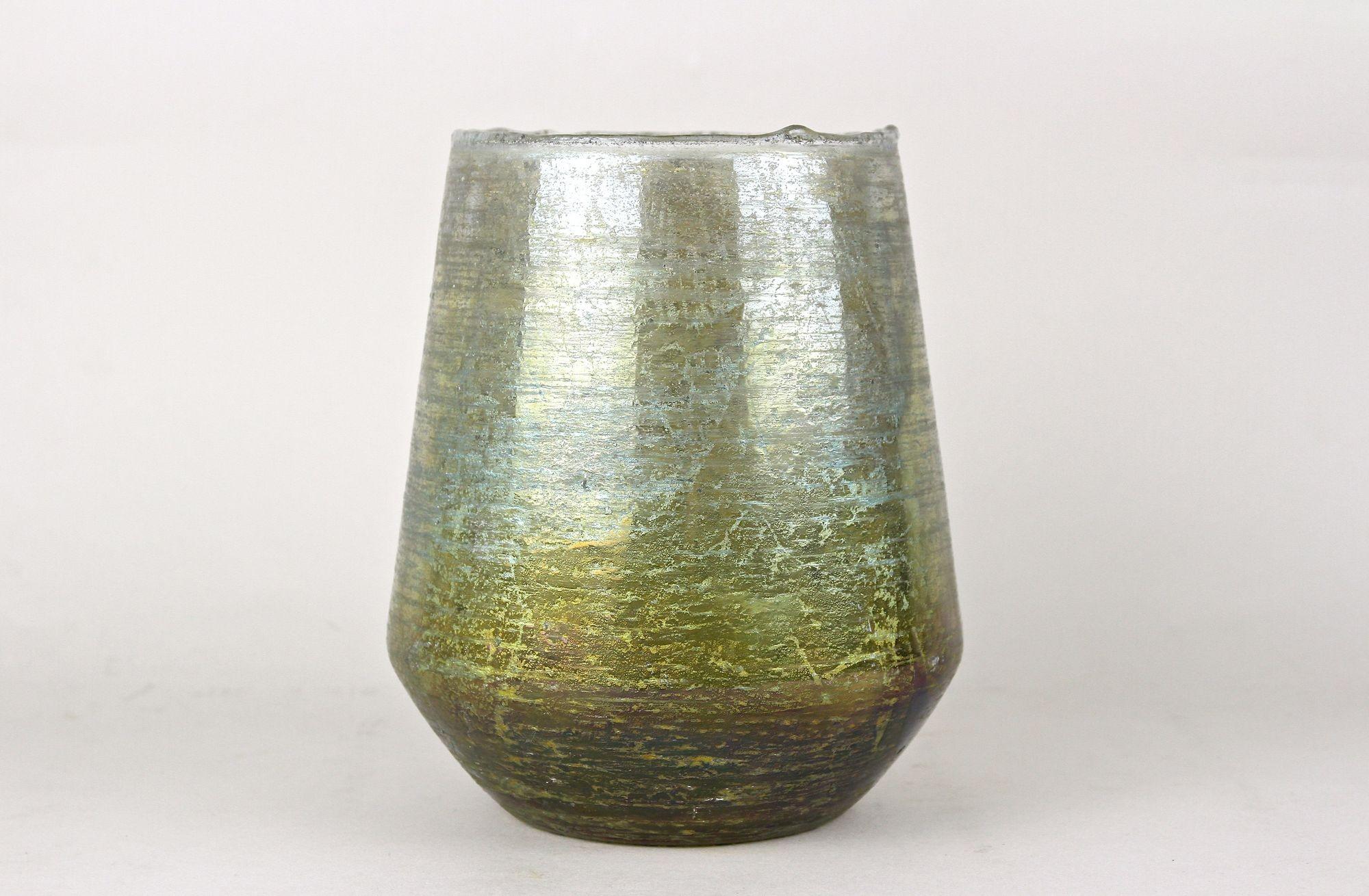 Ceco 20th Century Art Nouveau Glass Vase, Iridescent - Bohemia ca. 1910 in vendita