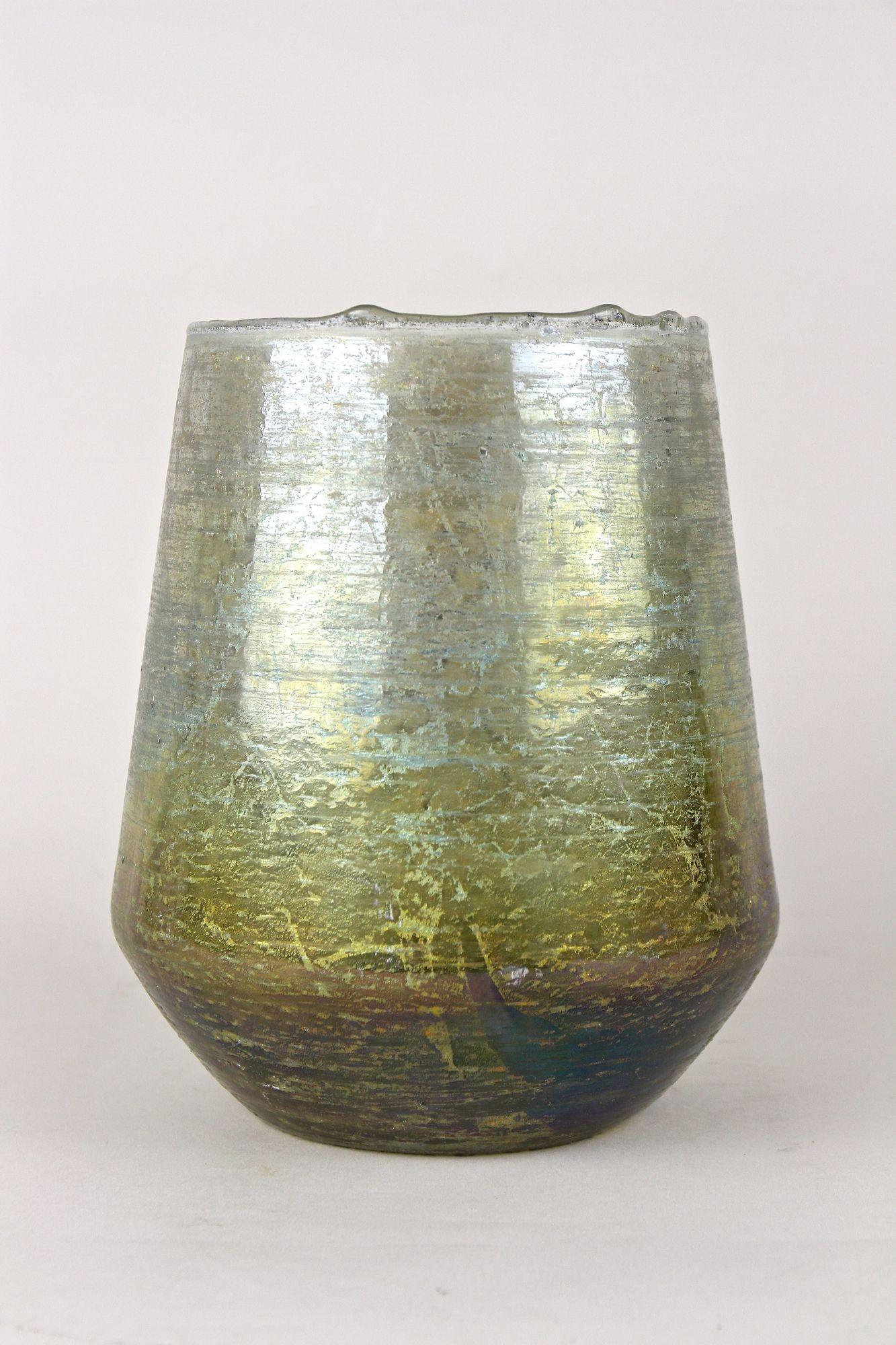 Fatto a mano 20th Century Art Nouveau Glass Vase, Iridescent - Bohemia ca. 1910 in vendita