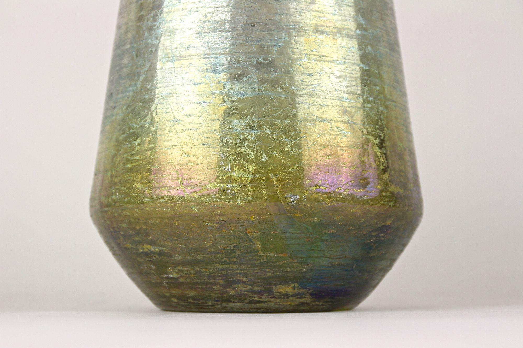 20th Century Art Nouveau Glass Vase, Iridescent - Bohemia ca. 1910 In condizioni buone in vendita a Lichtenberg, AT