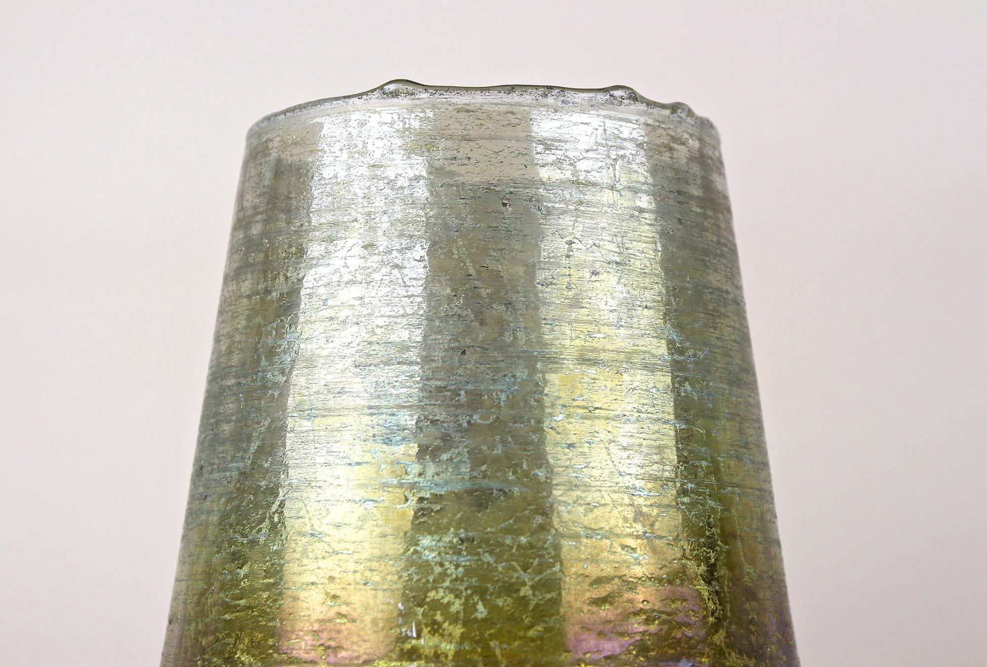 XX secolo 20th Century Art Nouveau Glass Vase, Iridescent - Bohemia ca. 1910 in vendita