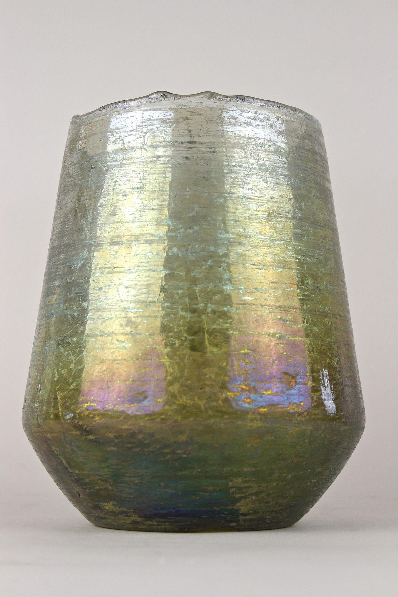 Vetro soffiato 20th Century Art Nouveau Glass Vase, Iridescent - Bohemia ca. 1910 in vendita
