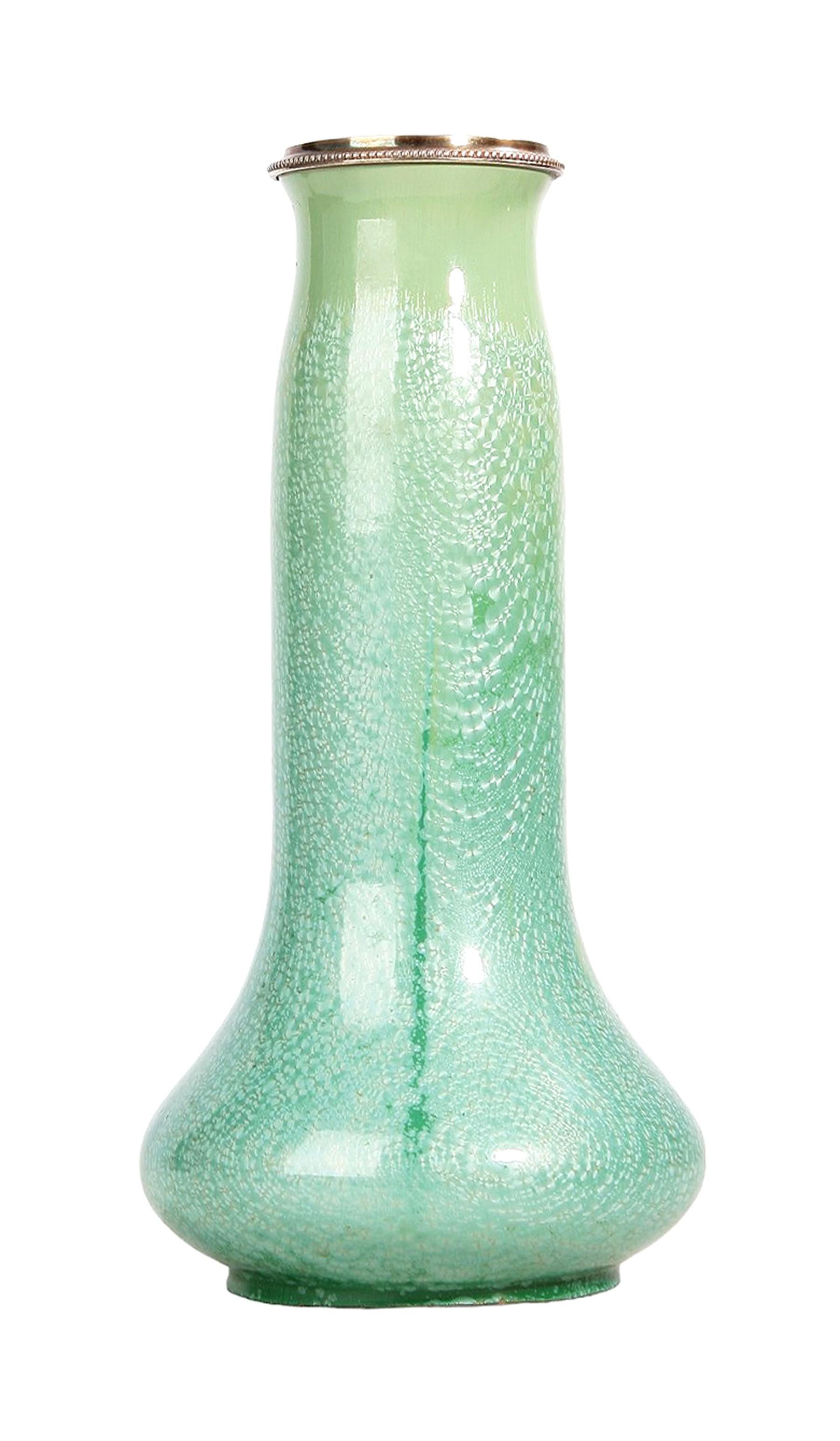 Austriaco Vaso in ceramica verde Art Nouveau del XX secolo con bordo/collare in argento, Austria in vendita