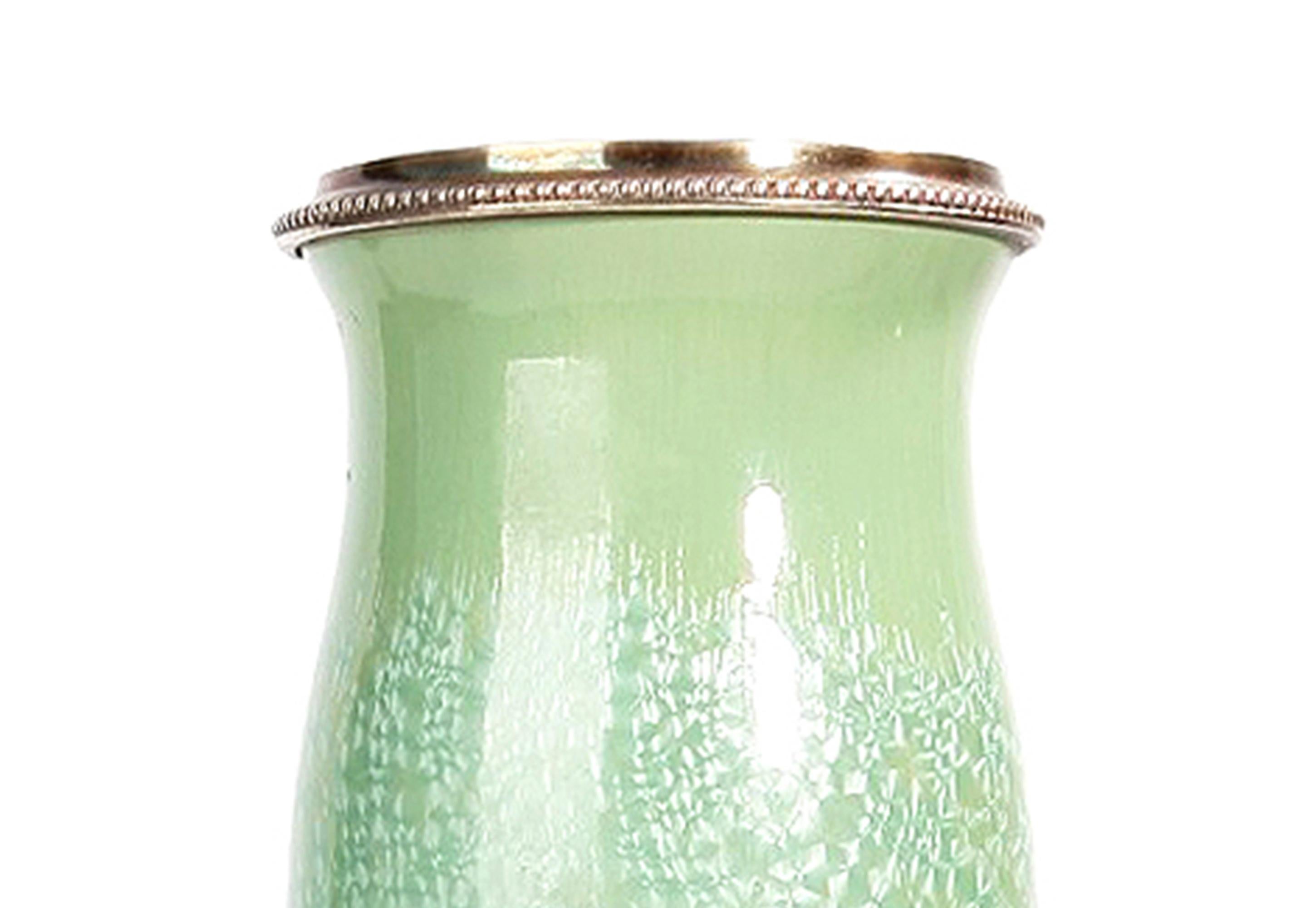 Vaso in ceramica verde Art Nouveau del XX secolo con bordo/collare in argento, Austria In condizioni buone in vendita a North Miami, FL