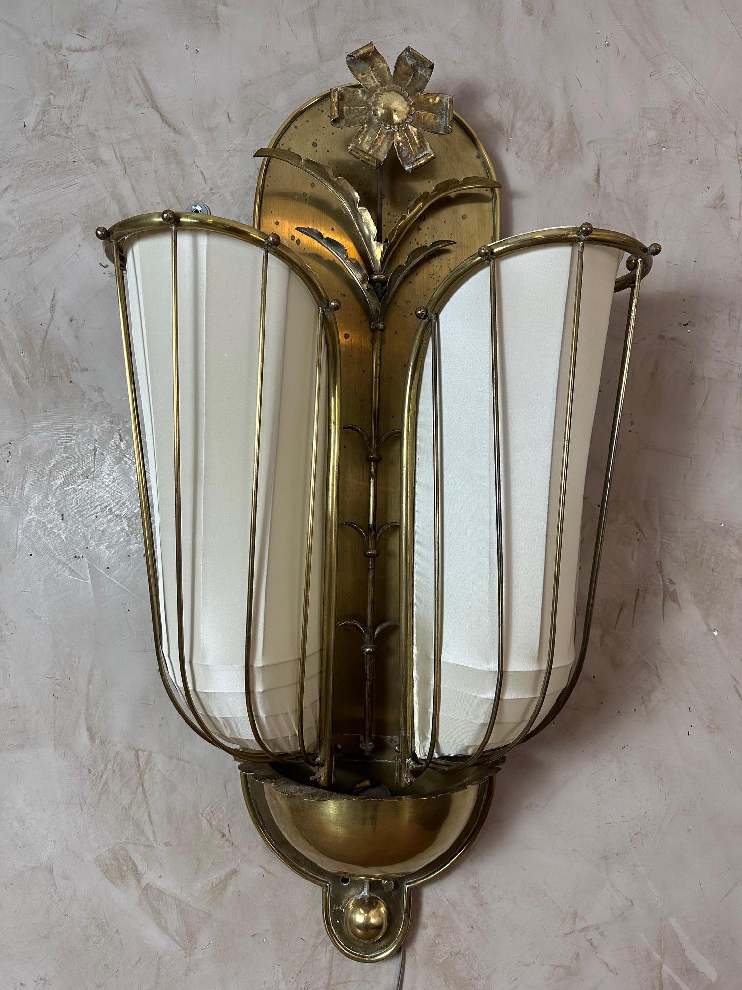 Art nouveau du XXe siècle dans le goût de JL Lobmeyr Applique en laiton, années 1925 État moyen - En vente à LEGNY, FR