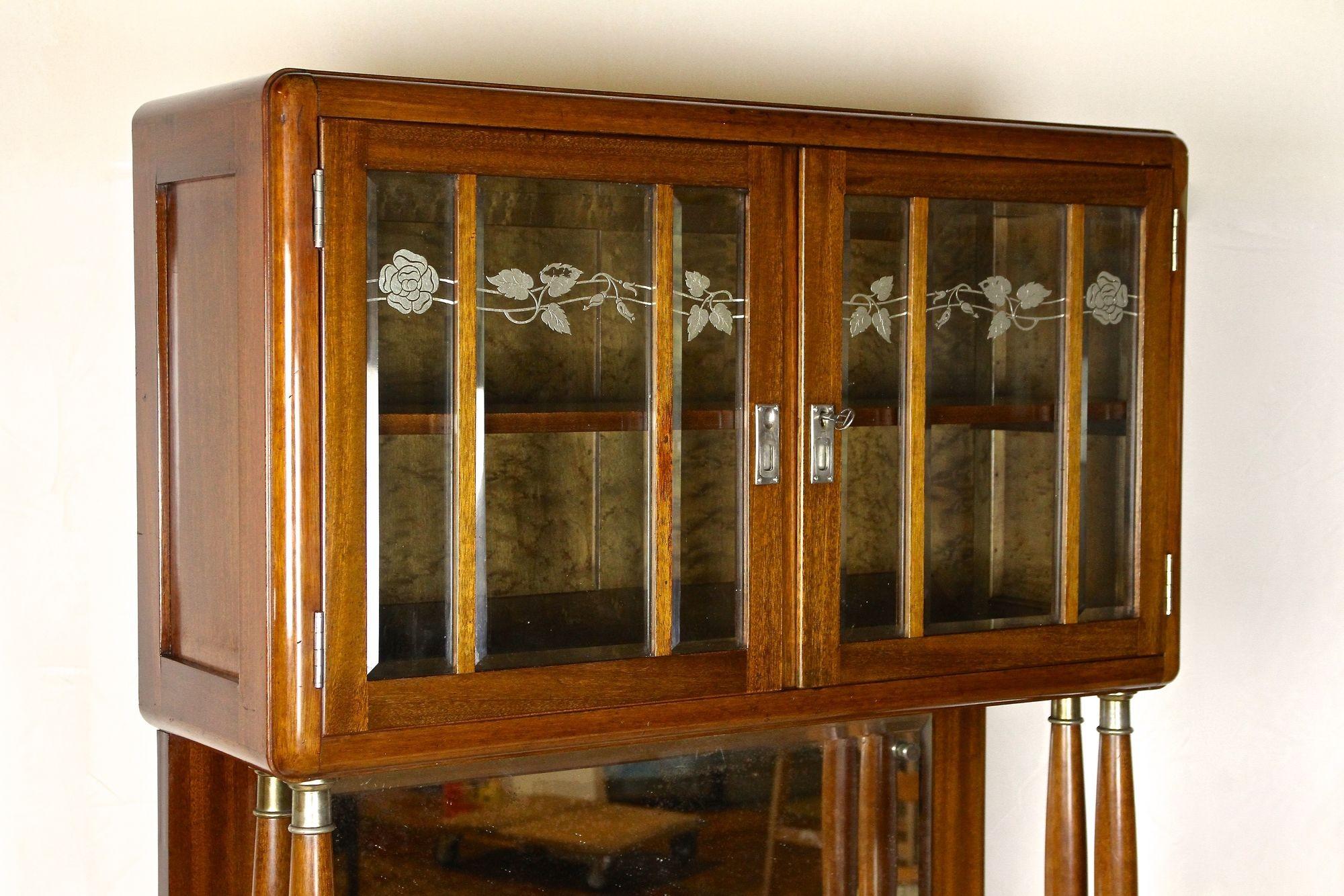 20th Century Art Nouveau Mahogany Buffet/ Cabinet by H. Bäck, Austria circa 1910 For Sale 8