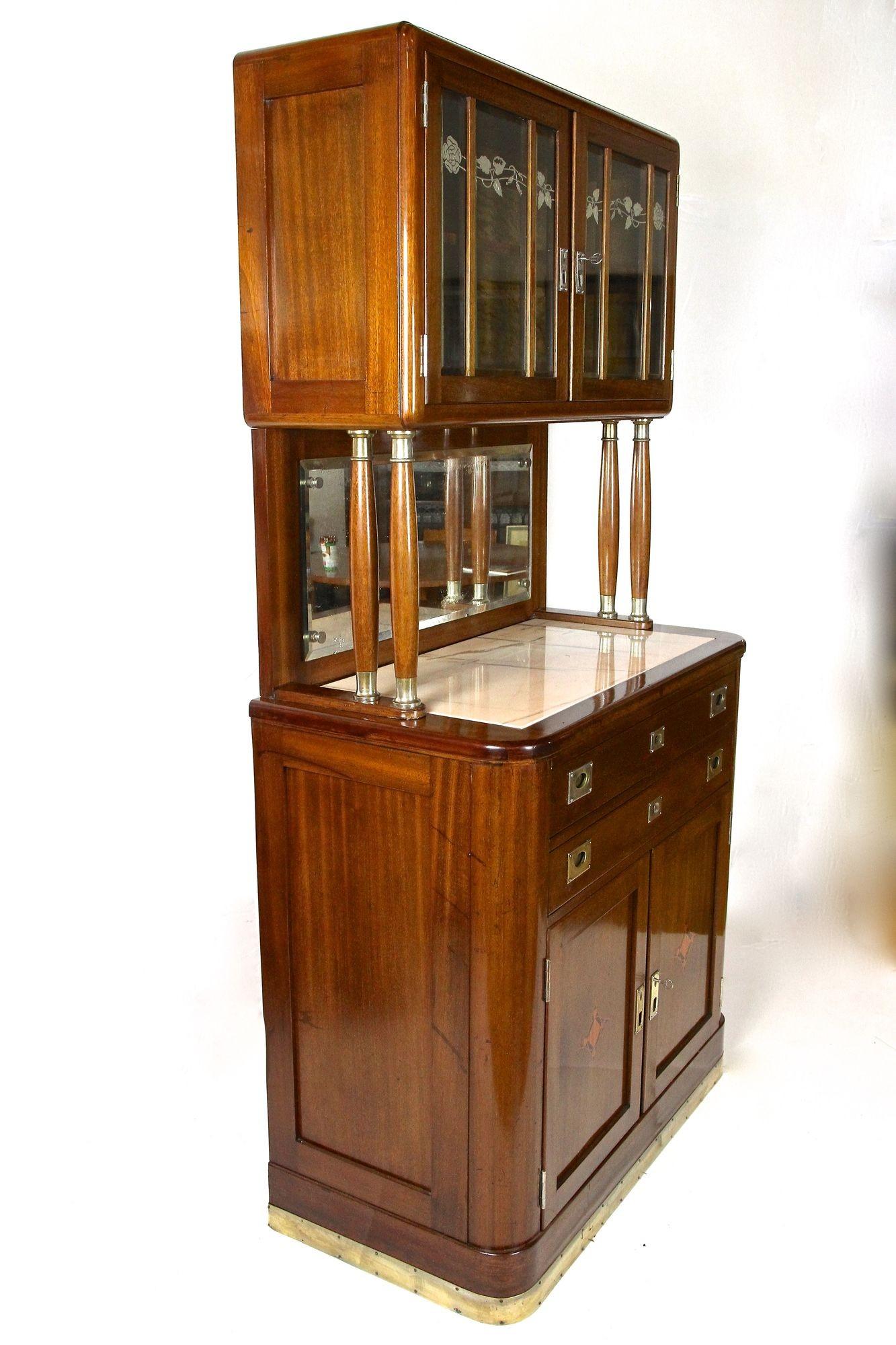Buffet/armoire en acajou Art nouveau du 20e siècle par H. Bäck, Autriche vers 1910 en vente 10