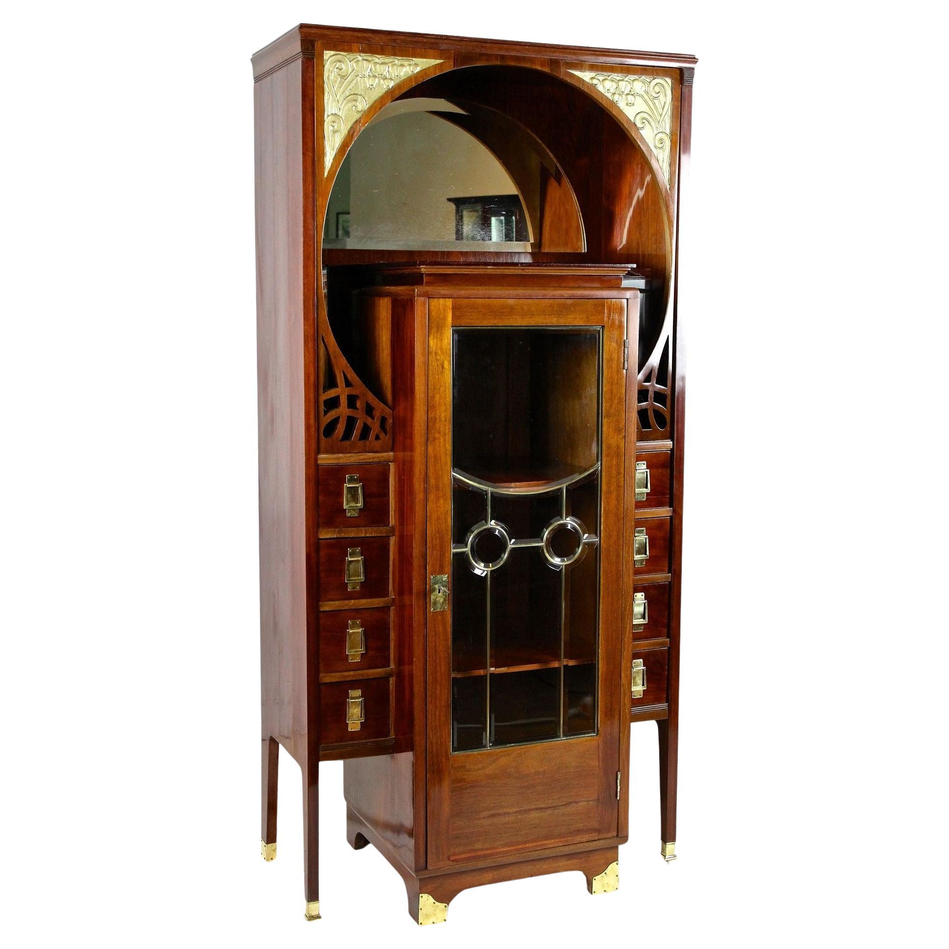 Armoire Art Nouveau en chêne sculpté, circa 1910