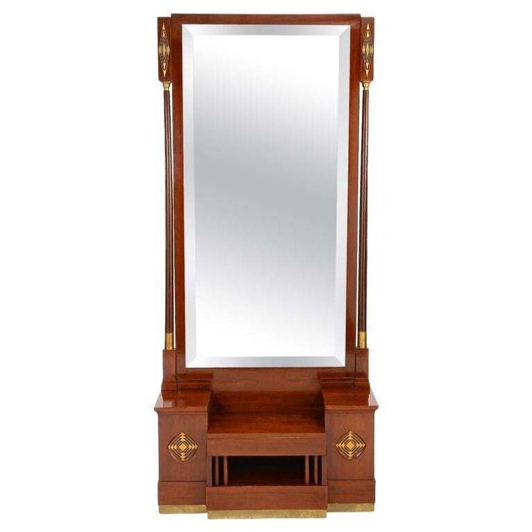 Assolutamente eccezionale console a specchio in mogano Art Nouveau del XX secolo, risalente al famoso periodo della Secessione Viennese in Austria, intorno al 1905. Questa enorme console a specchio è un capolavoro architettonico ed è stata elaborata
