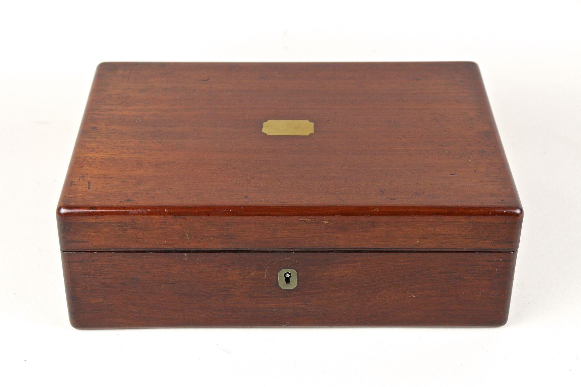 Elegante caja/humidor de caoba Art Nouveau del siglo XX procedente de la primera época en Austria, hacia 1915.
Este sencillo pero elegante humidor/caja de madera se fabricó con caoba fina y maciza, y muestra una superficie tradicional pulida a mano.