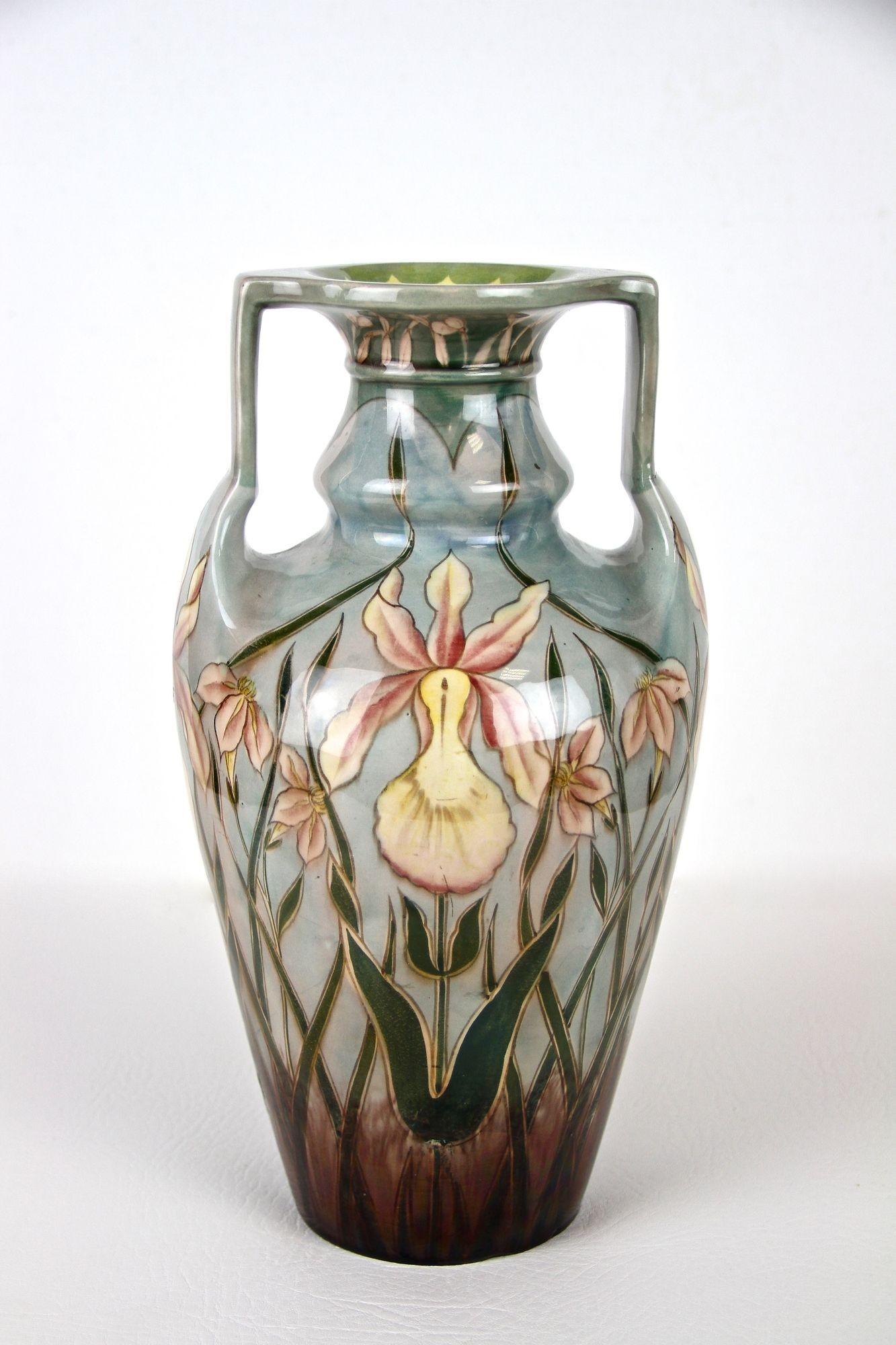 Remarquable et rare vase en majolique Art nouveau de la célèbre manufacture Gerbing & Stephan, datant du début de la période autrichienne vers 1910. Le corps de belle forme de couleur bleu gris avec des poignées inhabituelles est orné de motifs