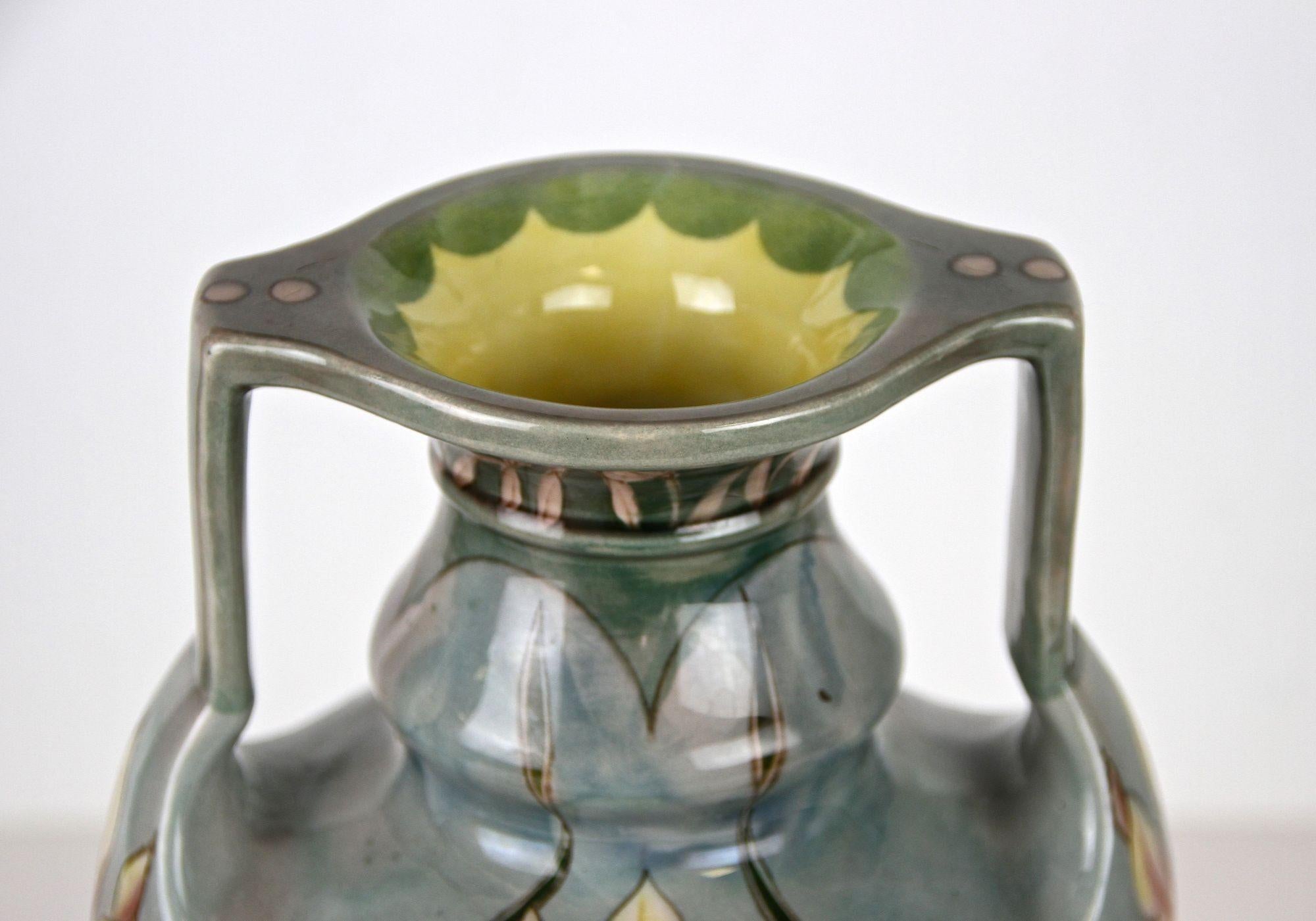 Autrichien Vase en majolique Art nouveau du 20e siècle par Gerbing & Stephan, AT vers 1910 en vente