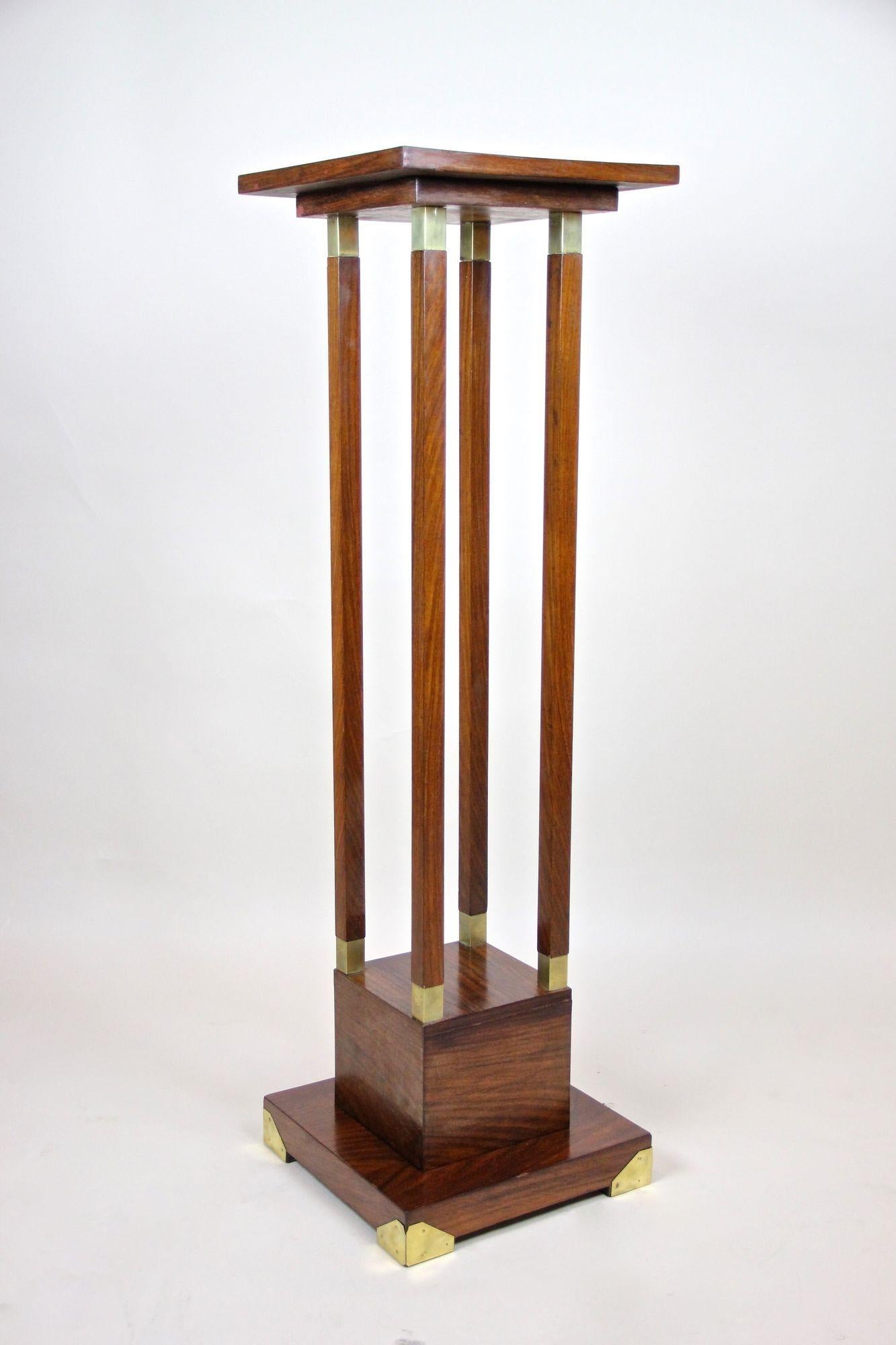 Notable pedestal de palisandro de principios del periodo Art Nouveau en Austria, hacia 1900. Impresionante por su diseño moderno, este hermoso pedestal convence por su forma recta, chapada en fino palisandro. La base muestra preciosas aplicaciones