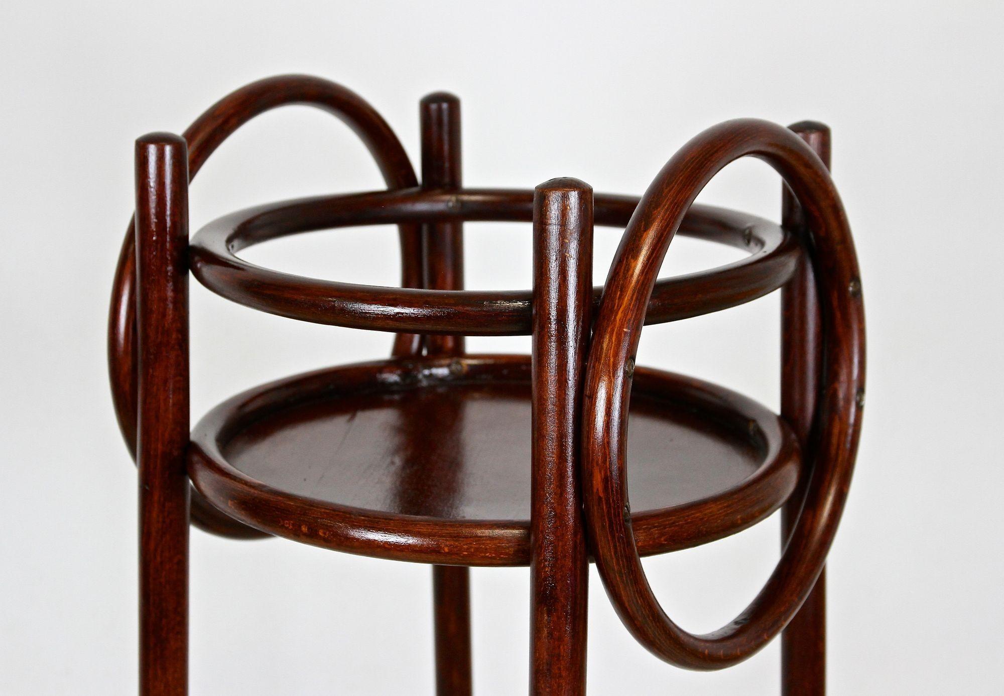 Raro e inusual pedestal o soporte para plantas Art Nouveau de la famosa empresa Thonet de Viena. Artísticamente diseñado a principios del siglo XX, hacia 1906, este pedestal presenta dos compartimentos redondos unidos por delicadas columnas de