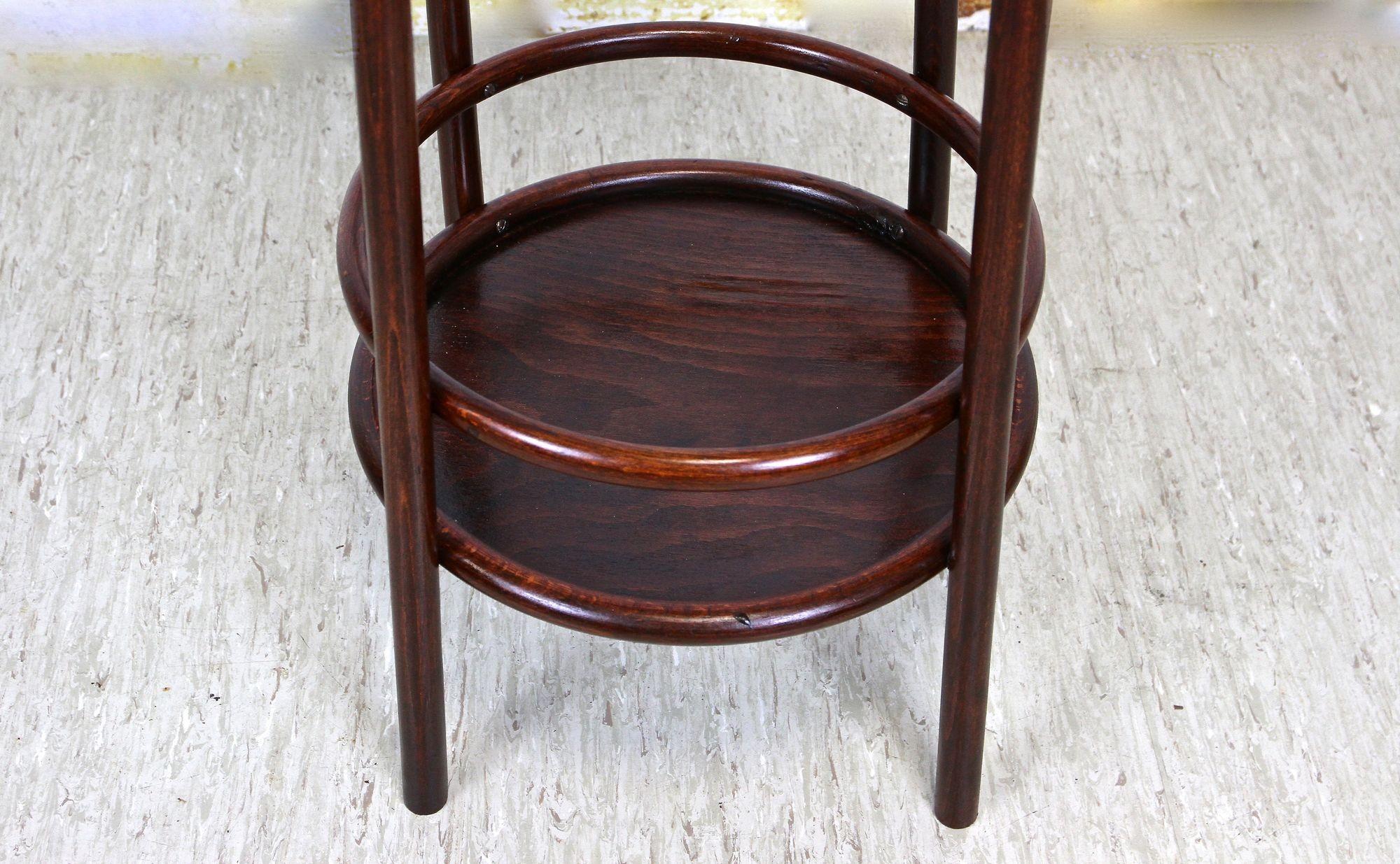 Pedestal/plantero Art Nouveau del siglo XX de THONET, madera curvada, AT ca. 1905 Pulido en venta