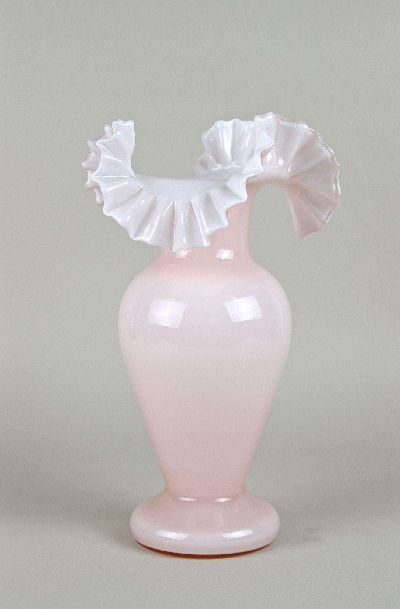 20th Century Art Nouveau Pink Frilly Edged Glass Vase, Austria circa 1900 For Sale 5