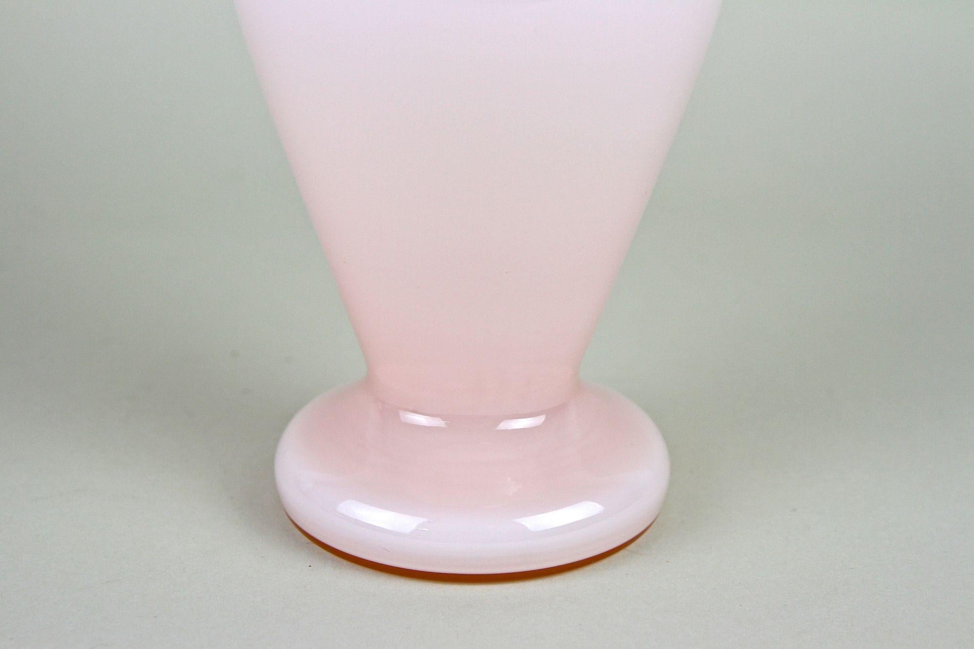 20th Century Art Nouveau Pink Frilly Edged Glass Vase, Austria circa 1900 For Sale 11