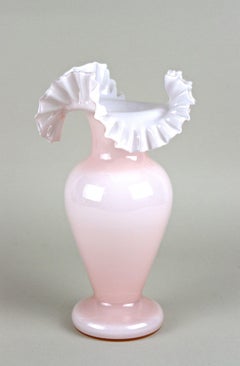 20th Century Art Nouveau Pink Frilly Edged Glass Vase, Austria circa 1900