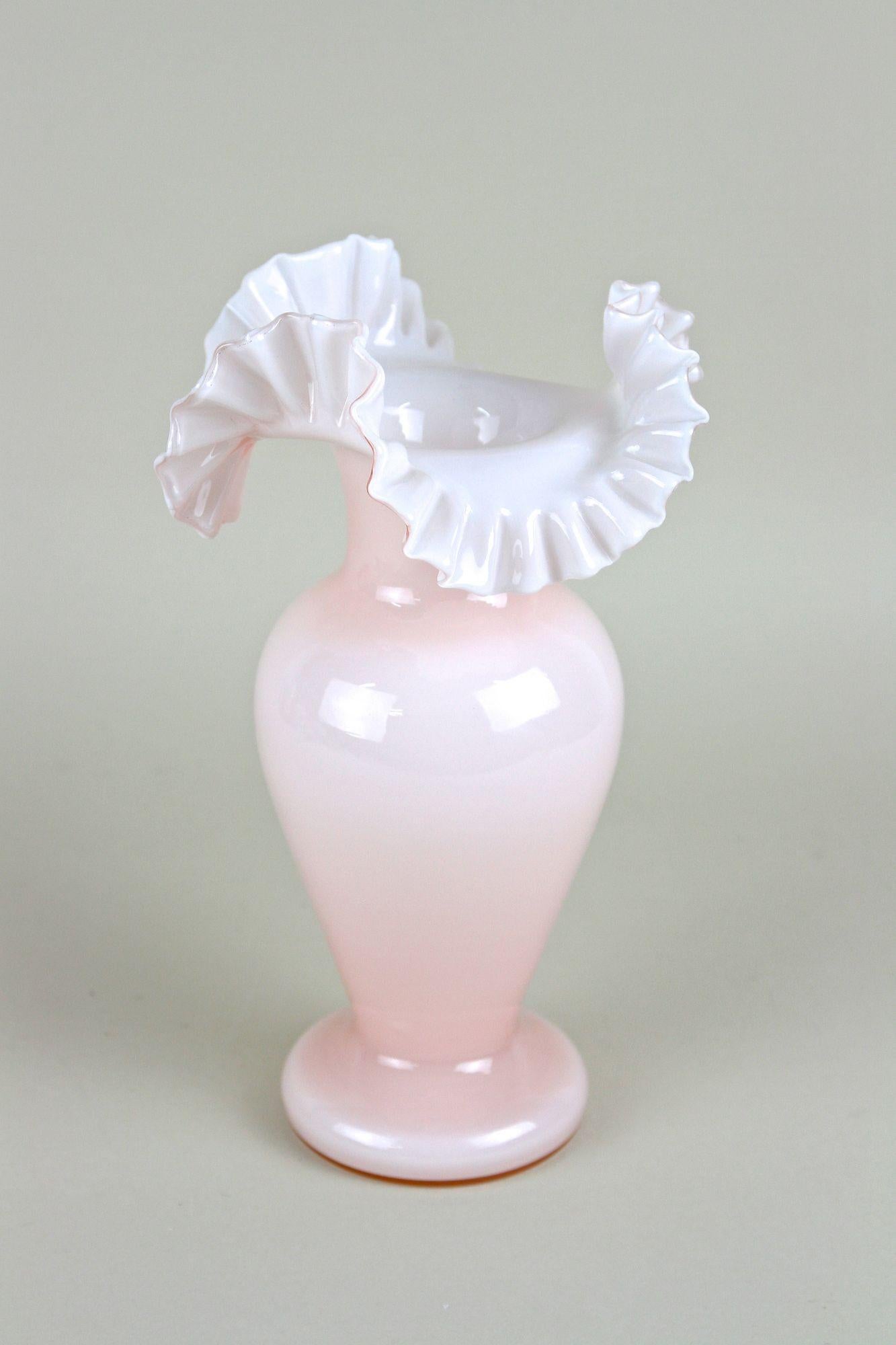 20th Century Art Nouveau Pink Frilly Edged Glass Vase, Austria circa 1900 In Good Condition For Sale In Lichtenberg, AT
