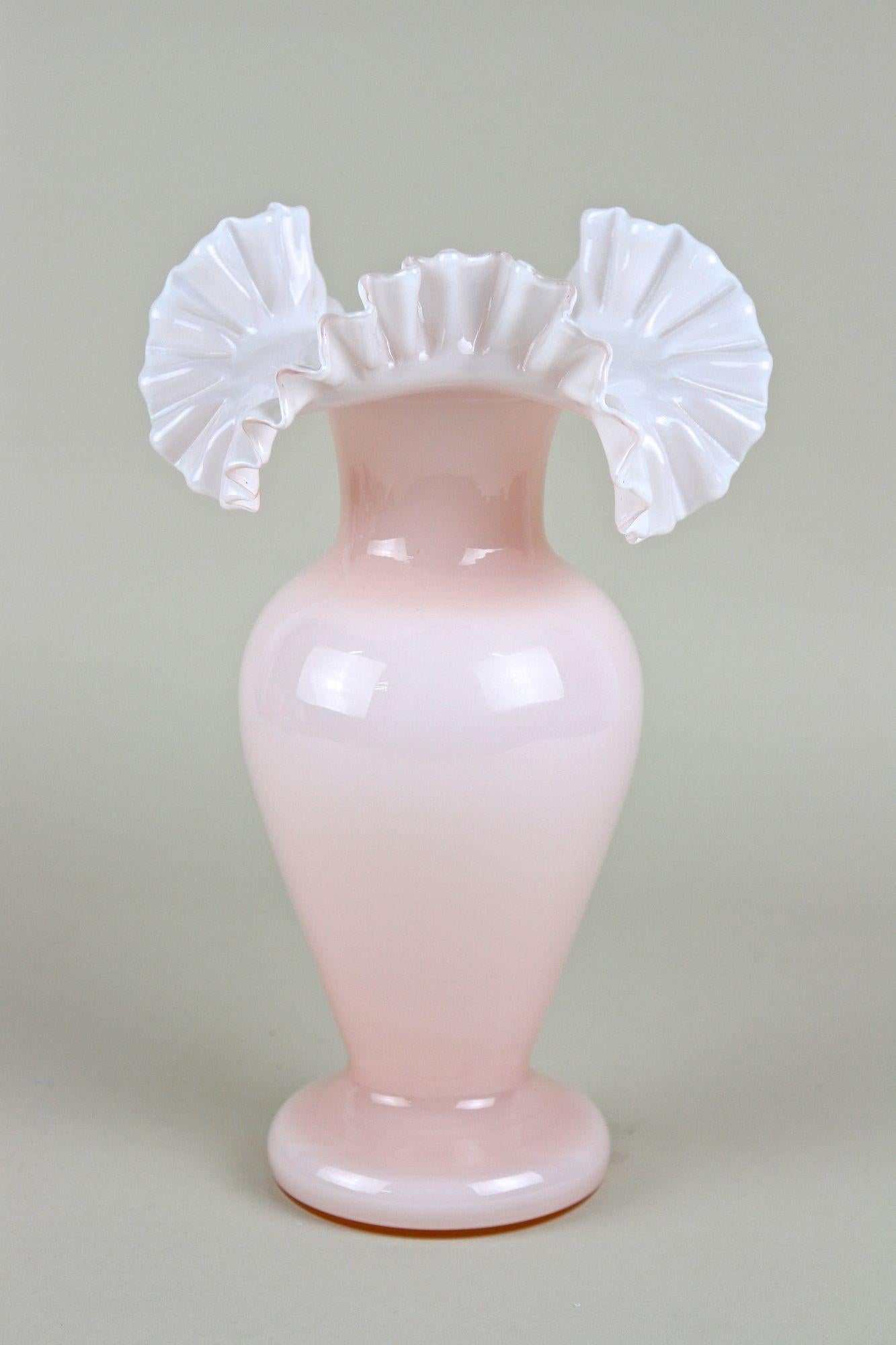 20th Century Art Nouveau Pink Frilly Edged Glass Vase, Austria circa 1900 For Sale 2