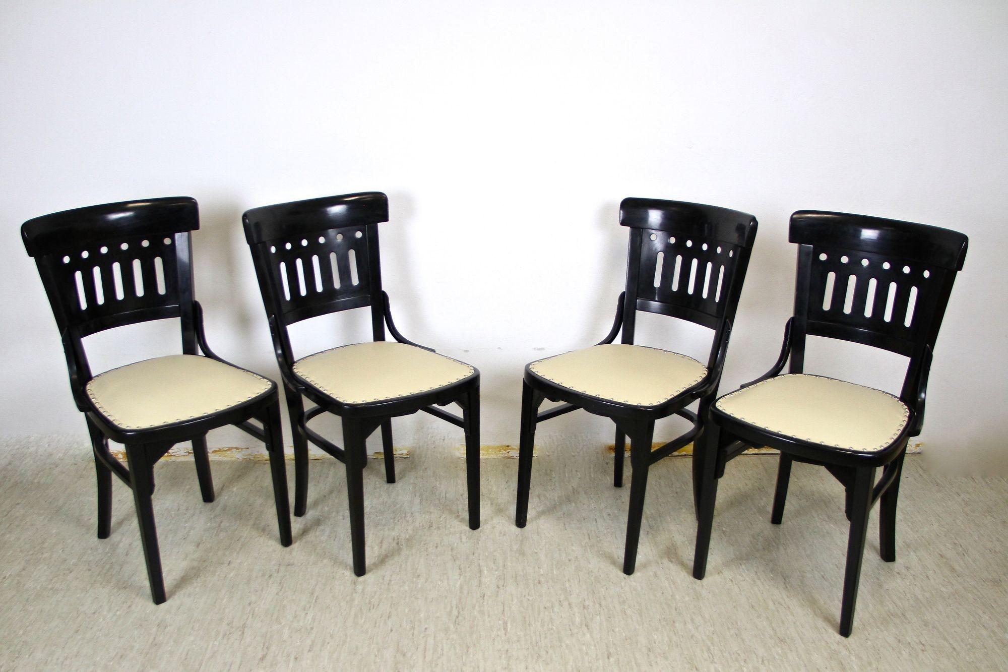Suite da salotto dei primi del Novecento di Thonet, risalente al periodo Art Nouveau in Austria, intorno al 1910. Attribuita al famoso architetto e designer austriaco Otto Wagner, questa suite in legno di faggio è composta da quattro sedie dal