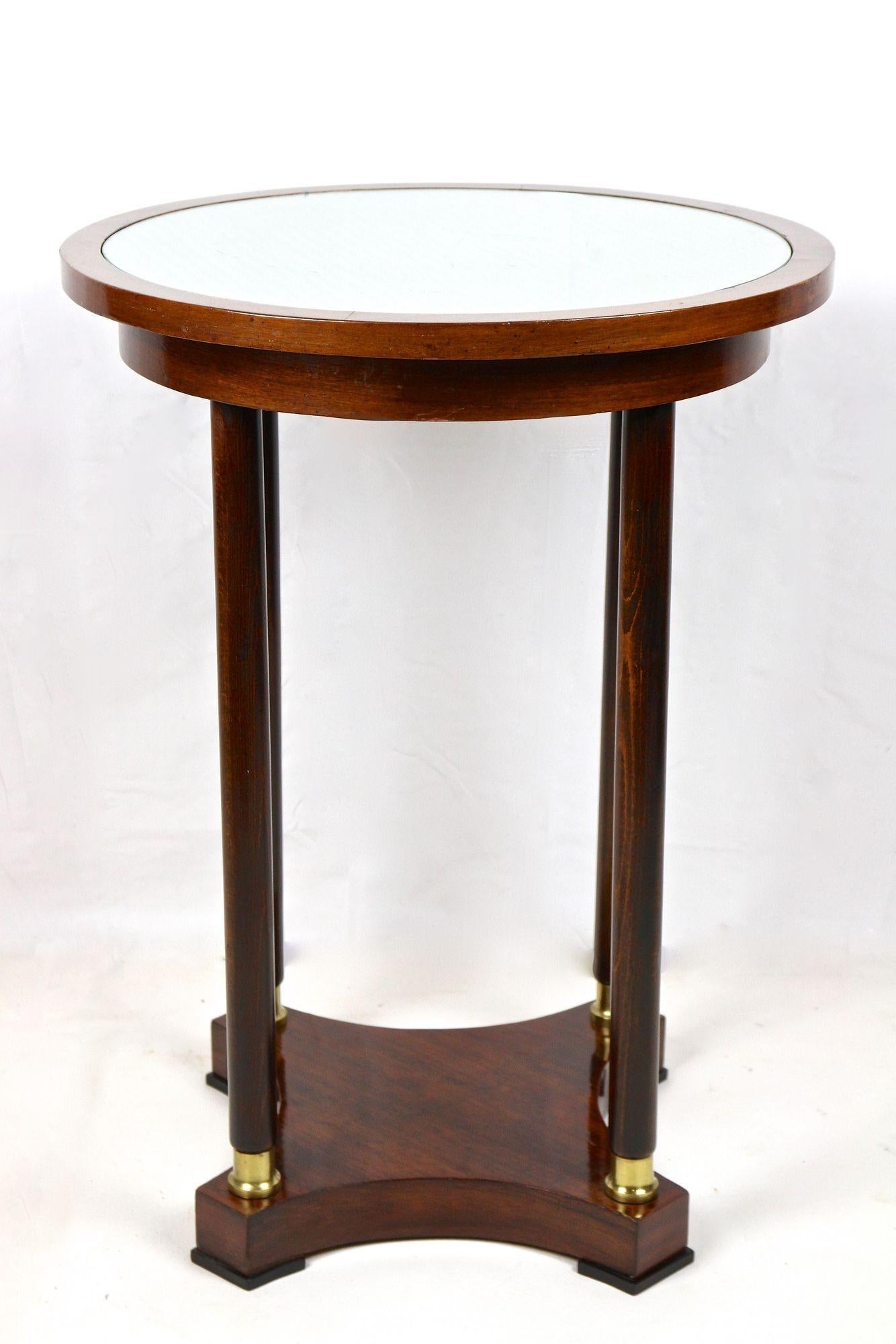 Exquisite Art Nouveau side table/ coffe table from the famous Vienna secession period around 1905 in Austria. This fantastic side table was made of beech and trimmed to a beautiful nut wood look. The round top plate floats on four delicate beech