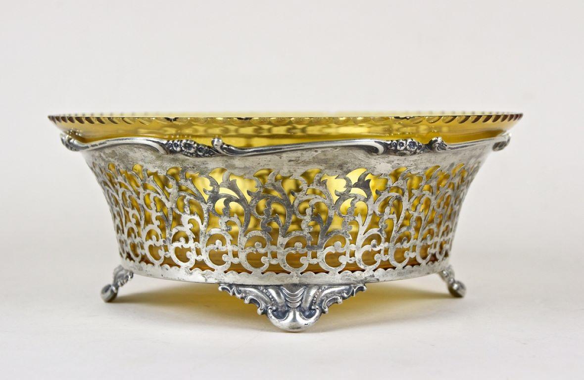 Extraordinaire bol ou centre de table en argent du 20e siècle, datant du début de l'Art nouveau en Autriche vers 1900. Un panier en argent ajouré et artistiquement travaillé, composé de 240,6 grammes d'argent massif 800 fin (poinçonné). Ce modèle