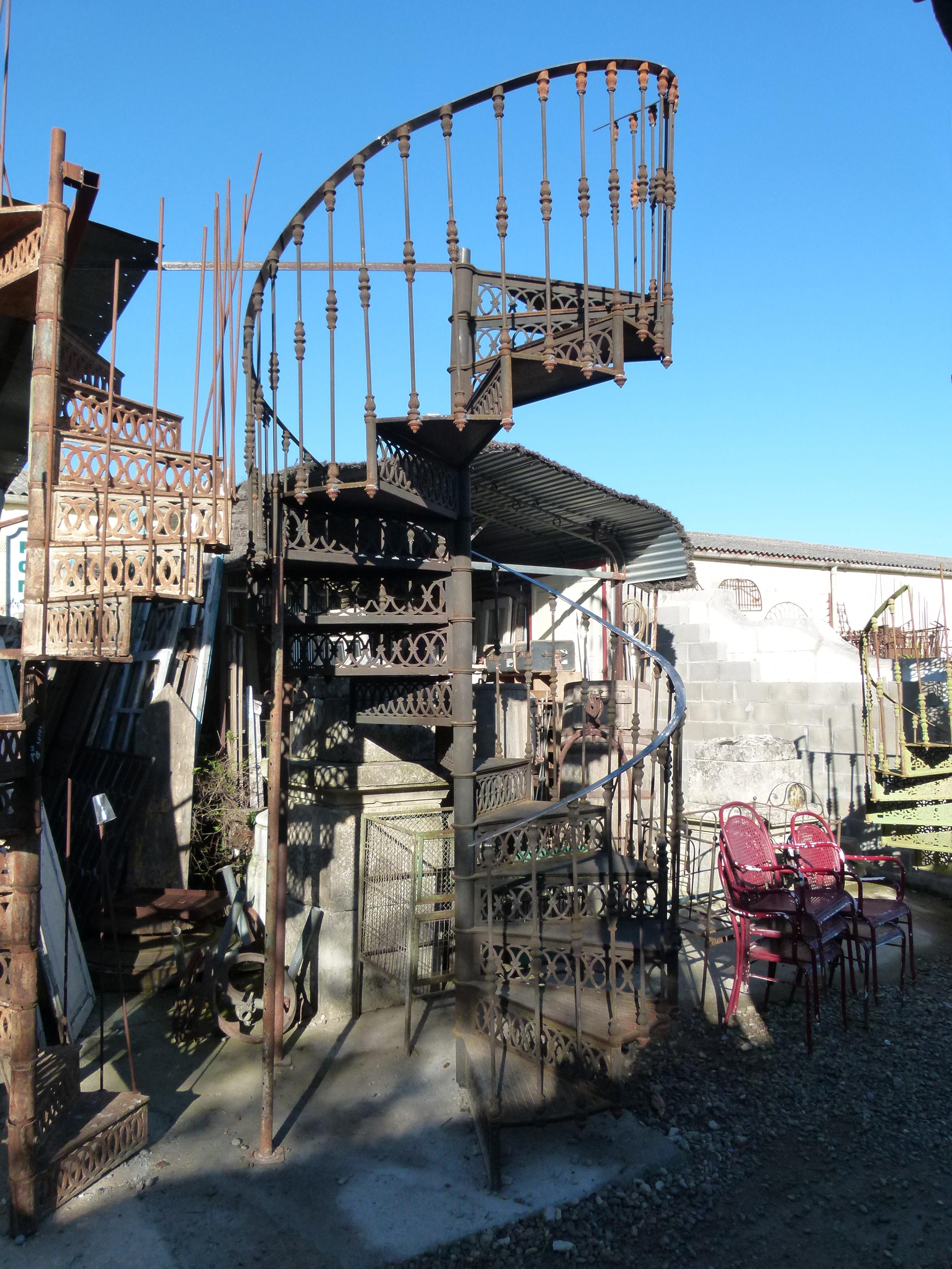 20th century Art Nouveau style spiral staircase from south Spain in good condition and easy to assemble.
Formed by 15 steps of 90 cm. ( 35,4 in)
Ideal for big spaces like Lofts, hotels, or other public rooms.
Since it can be disassembled we serve it