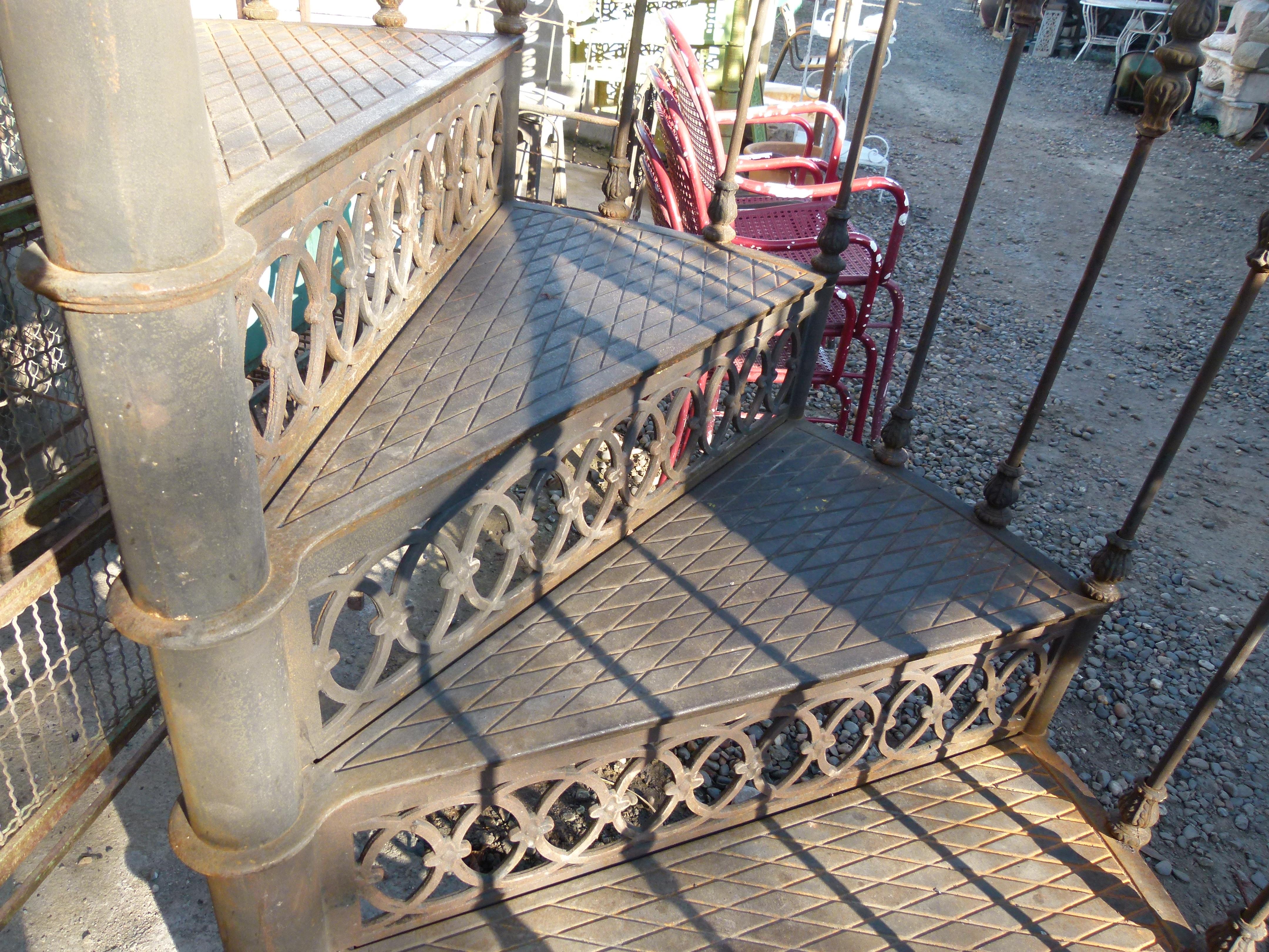 20th Century Art Nouveau Style Cast Iron Spiral Staircase from Spain In Good Condition In Vulpellac, Girona