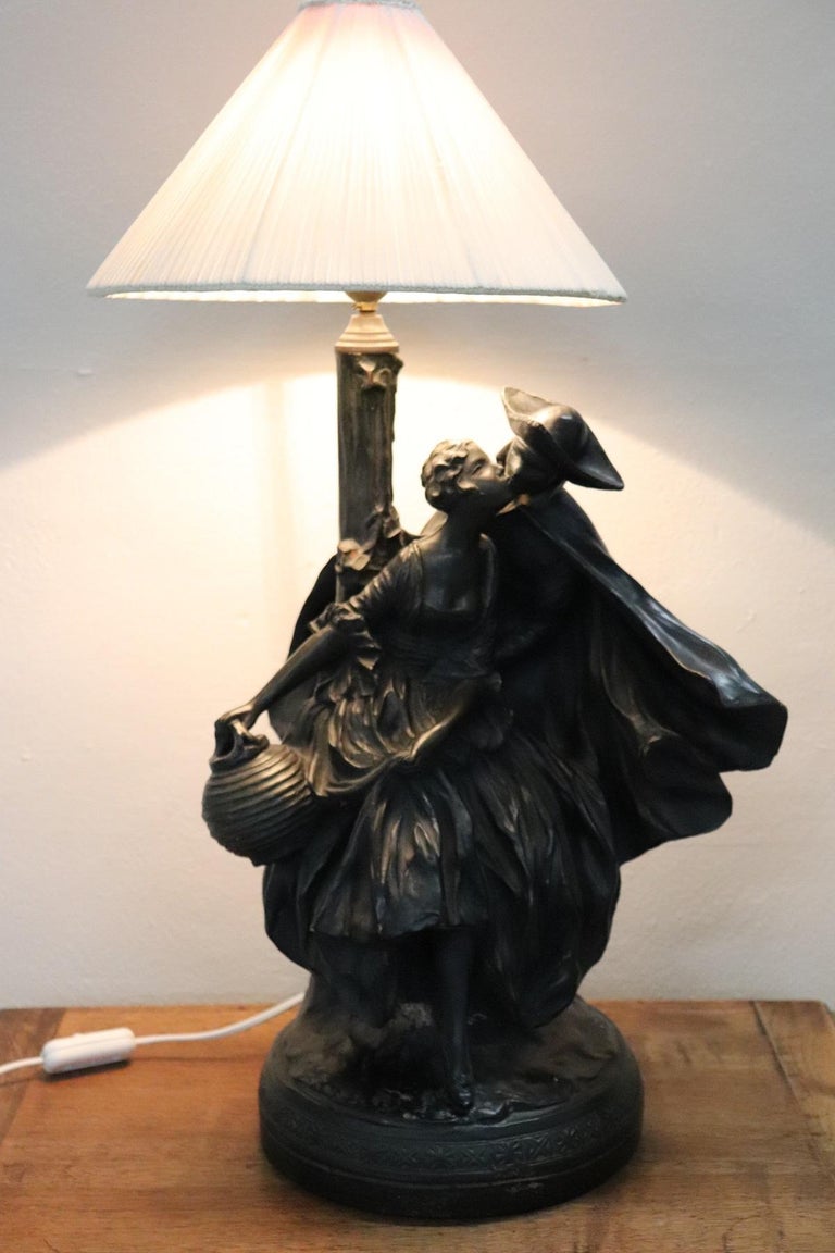 Beautiful table lamp Art Nouveau refined sculpture in clay. The lamp is a true work of art executed with great quality. A couple of young lovers kissing with great passion. The two young lovers seem to come out of a romance. Look carefully at all