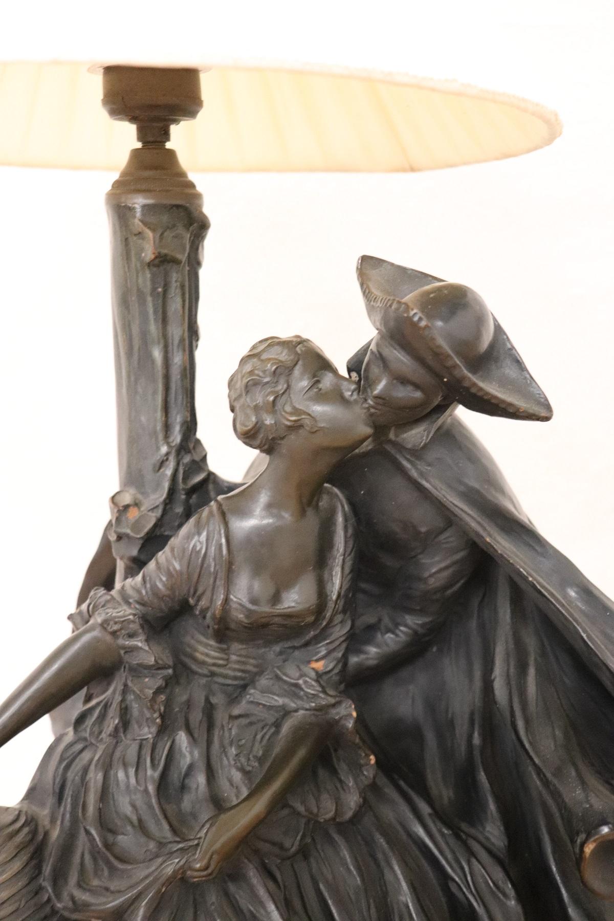 Milieu du XXe siècle Lampe de bureau Art nouveau du XXe siècle avec sculpture en argile, deux amoureux des années 1920 en vente