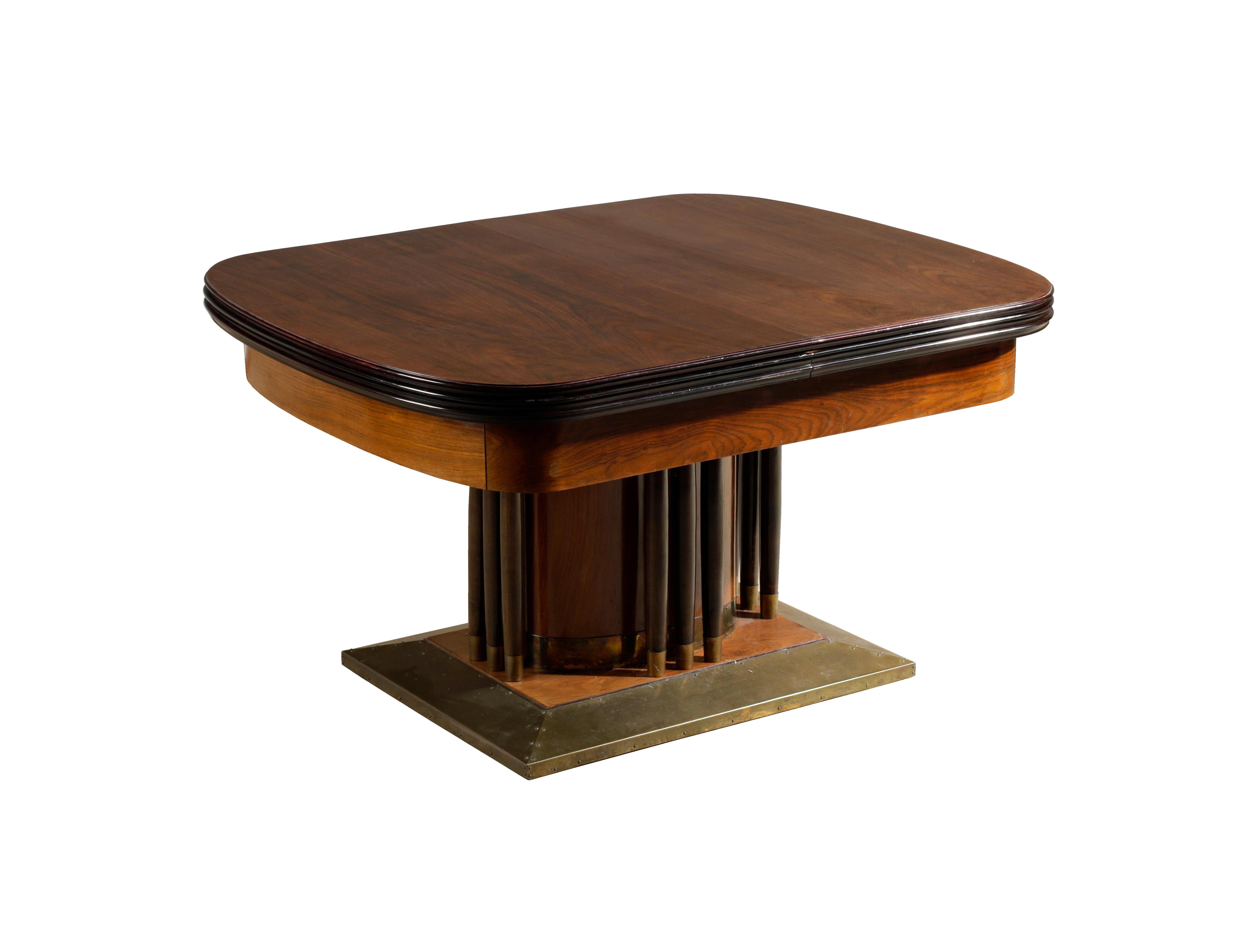 Bonjour,
Nous souhaitons vous proposer une belle et très rare grande table extensible Art Nouveau en noyer, fabriquée à Vienne, vers 1900-10.
L'Art nouveau viennois se distingue par ses proportions sophistiquées, son design rare et raffiné et son