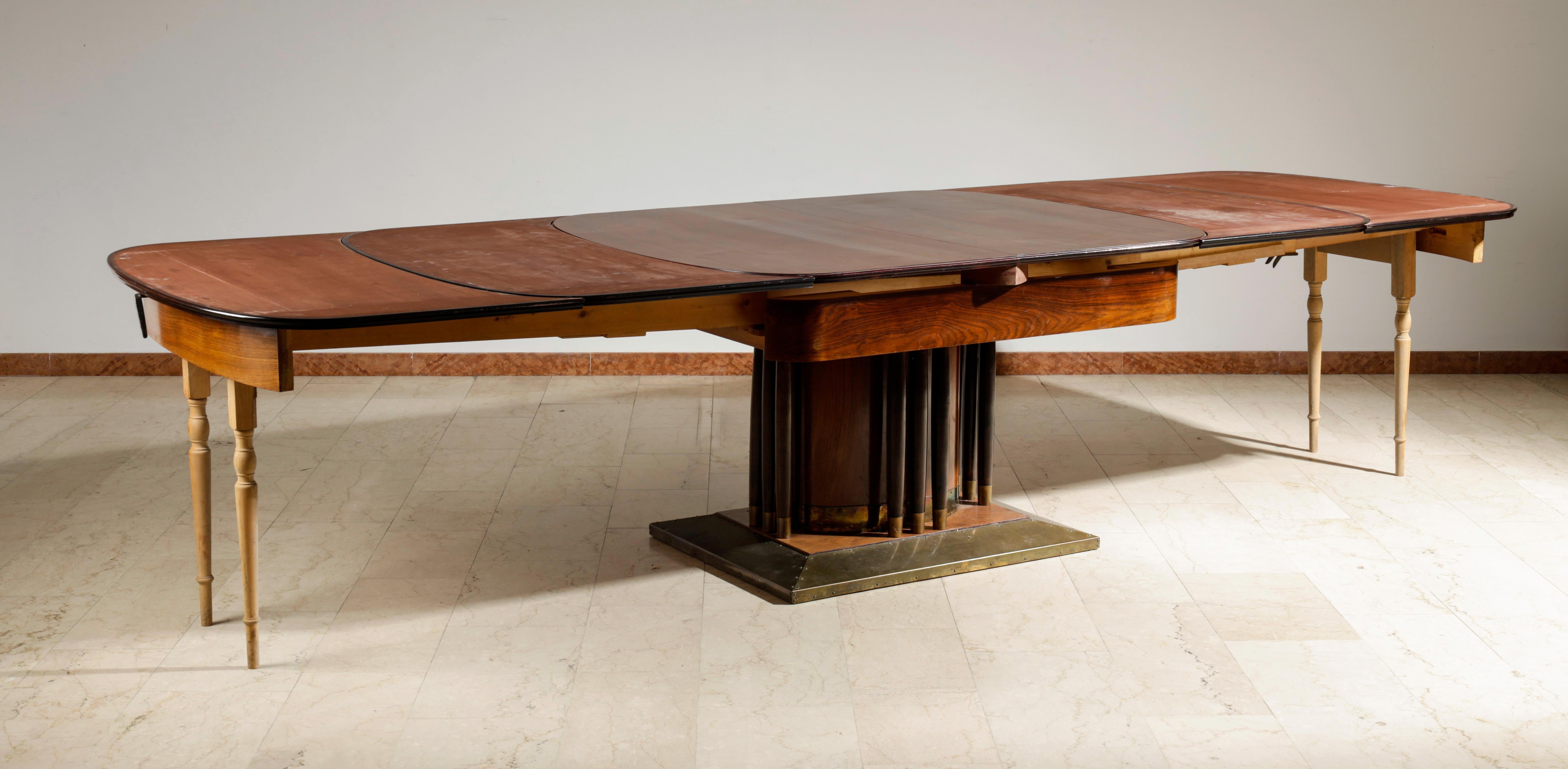 20ième siècle Table à rallonge en noyer Art Nouveau du 20ème siècle. Vienne, vers 1900/10. en vente
