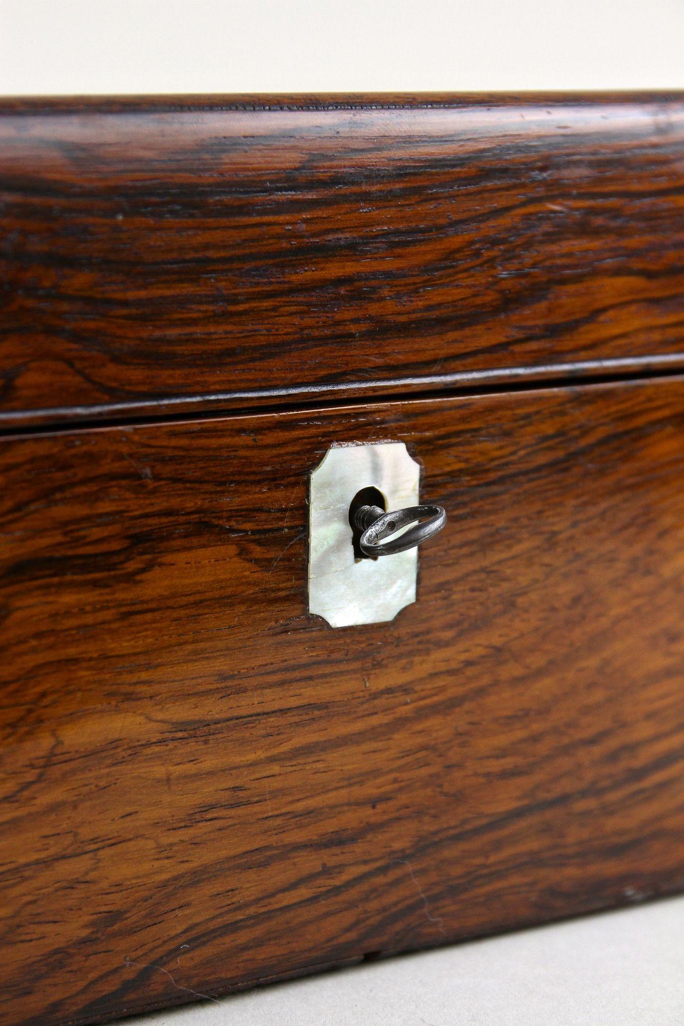 20ème siècle Art Nouveau Boîte à bijoux en noyer, Autriche circa 1910 en vente 2