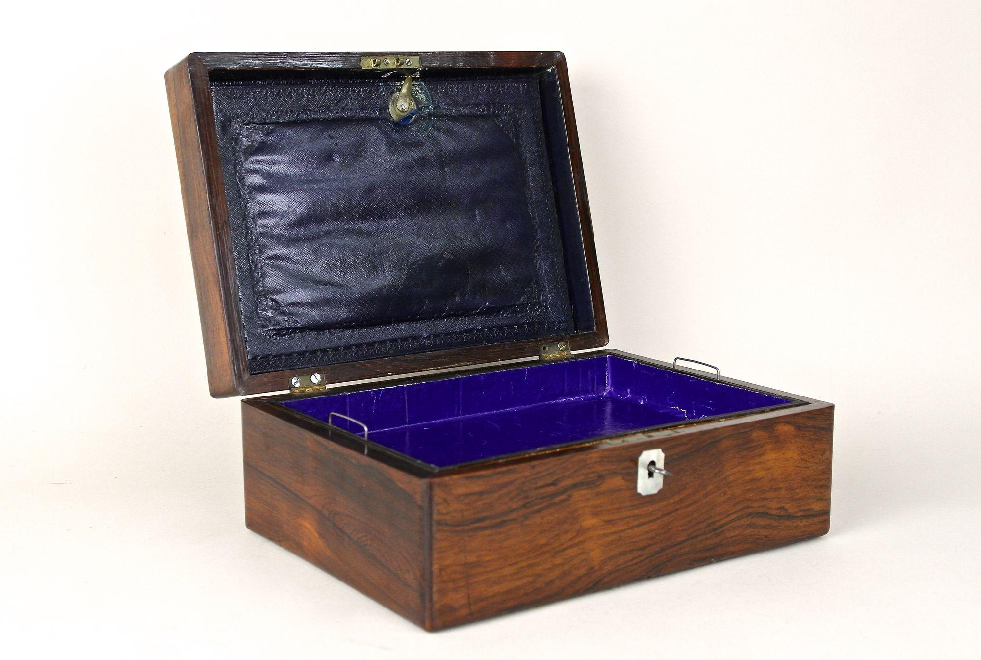 20ème siècle Art Nouveau Boîte à bijoux en noyer, Autriche circa 1910 en vente 8