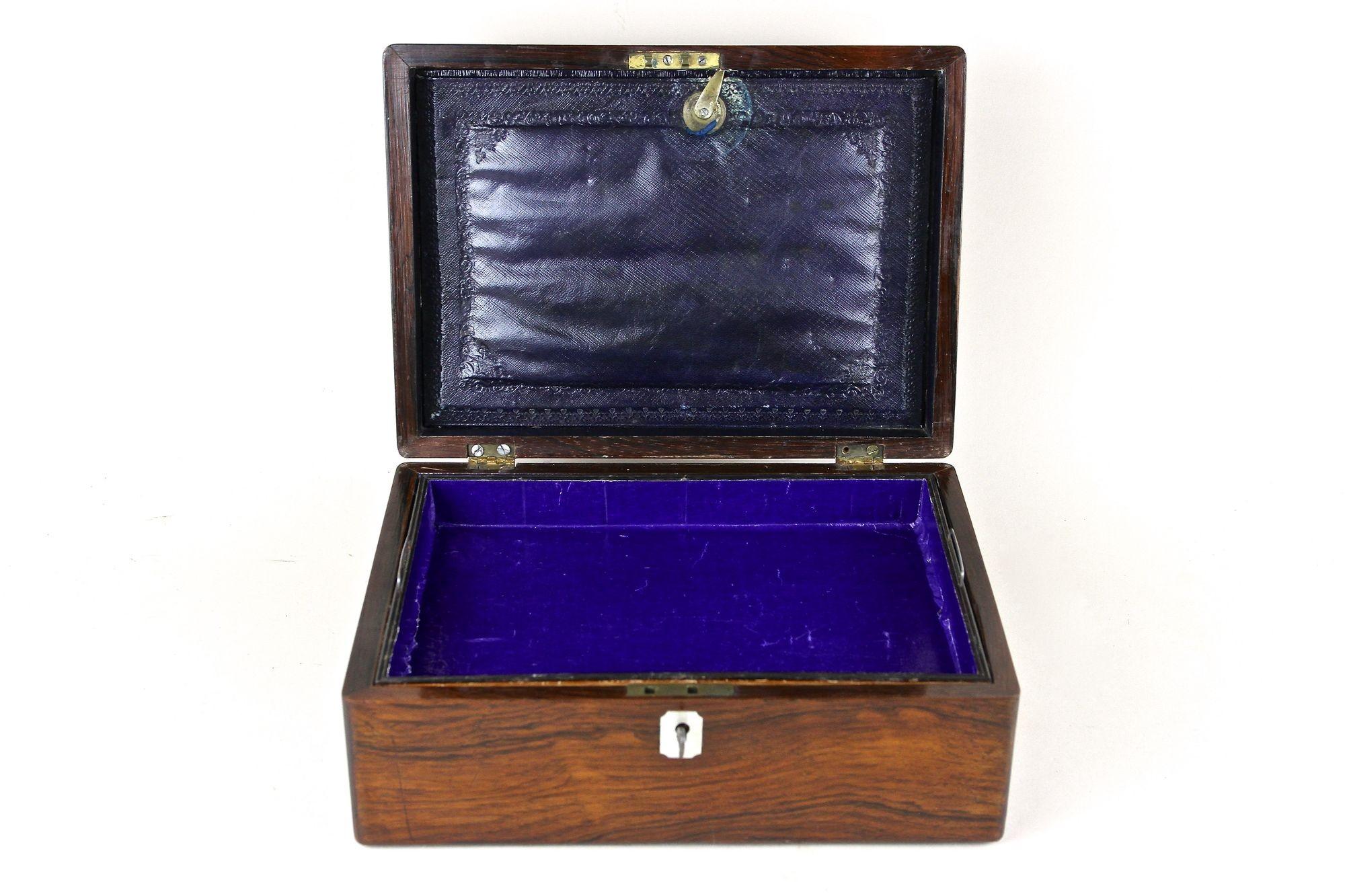 Art nouveau 20ème siècle Art Nouveau Boîte à bijoux en noyer, Autriche circa 1910 en vente